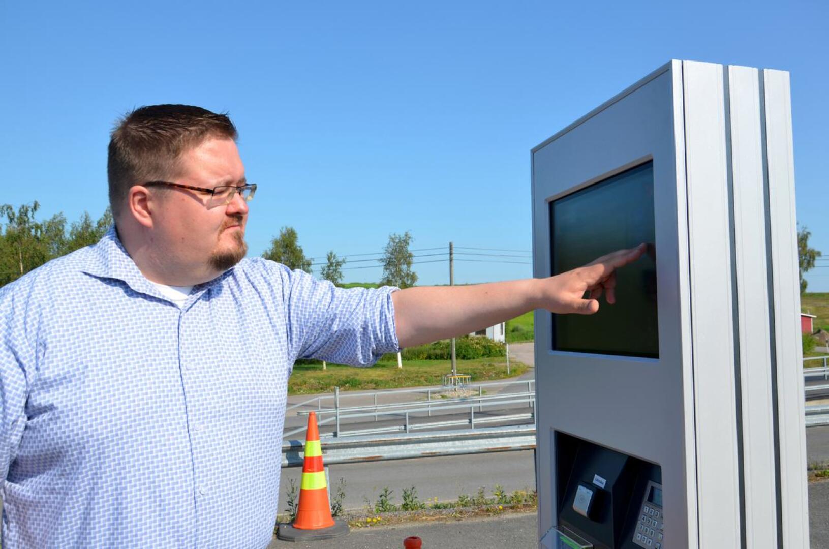 Ylivieskan jätekeskuksen maksuautomaattia käyttämässä Vestian toimitusjohtaja Olavi Soinio.