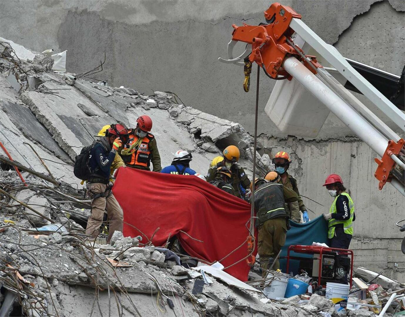 Kymmeniä rakennuksia on romahtanut, ja pelastustyöntekijät etsivät uhreja raunioiden seasta. LEHTIKUVA/AFP