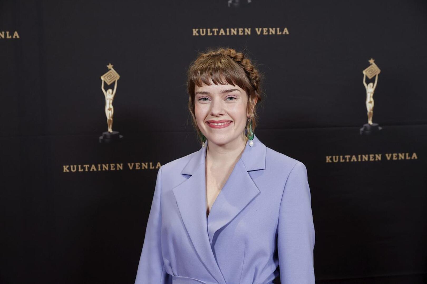 Vuoden paras. Kokkolalaislähtöinen näyttelijä Anna Airola sai Aikuiset-roolistaan vuoden pääosanäyttelijän palkinnon Venla 2022-kilpailussa.