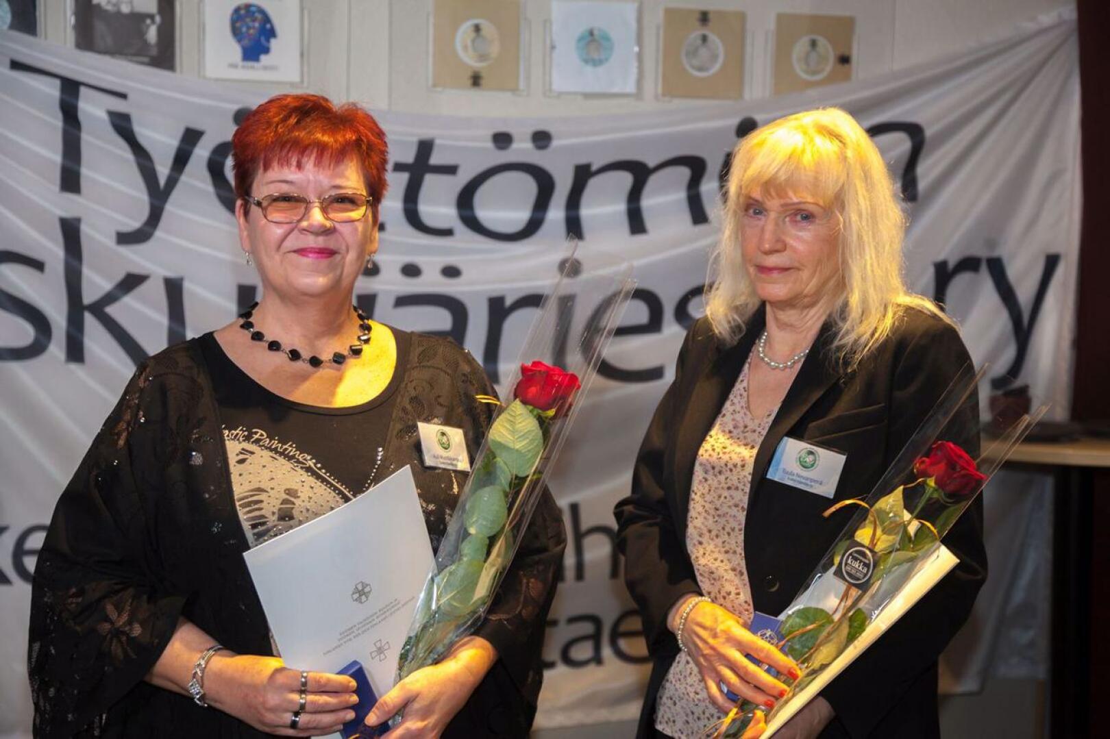 Auli Mustikkamaa (vas.) ja Tuula Nevanperä saivat tasavallan presidentti Sauli Niinistön myöntämät ansiomerkit Työttömien Keskusjärjestön 30-vuotisjuhlassa Tampereella.
