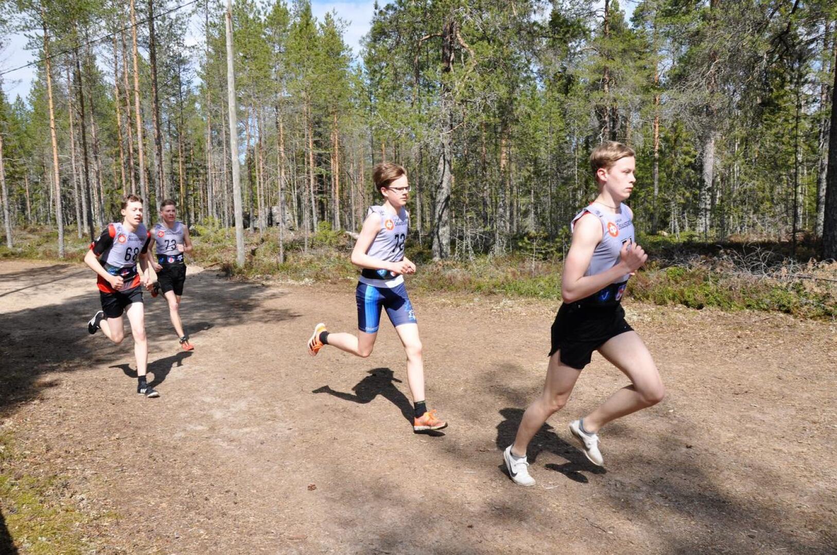 Kasper Björkbacka vetää 17- ja 15-vuotiaiden juoksua ensimmäisen kierroksen jälkeen. Seuraavina juoksevat KT:n Santeri Kallio, VetU:n Elias Björkbacka ja KP-V:n Sisu Peltoniemi. 