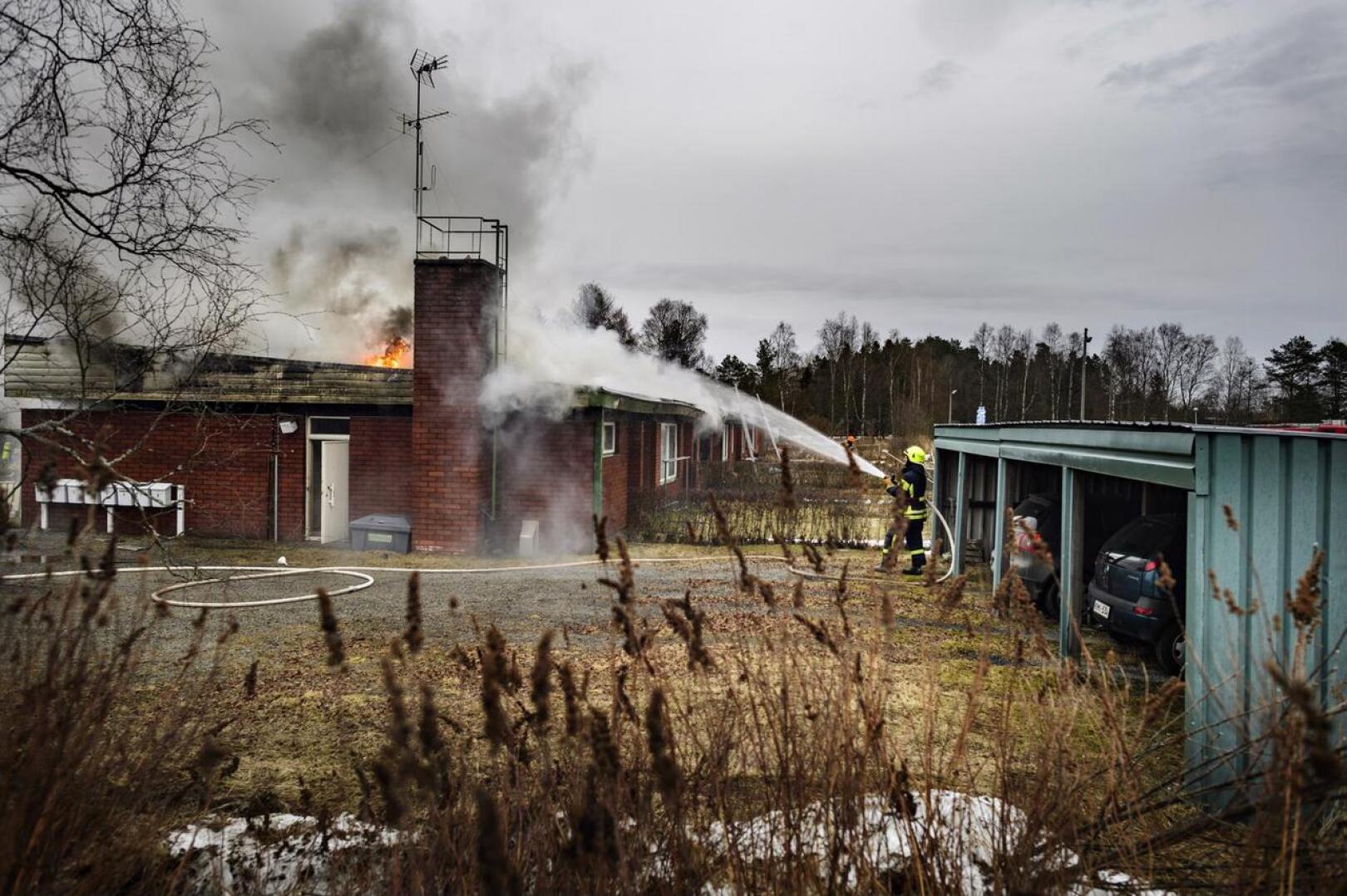 Kahdeksan asunnon rivitalo paloi Kälviän keskustassa Marttilan koulun ja Lucina Hagmanin koulun välittömässä läheisyydessä.

