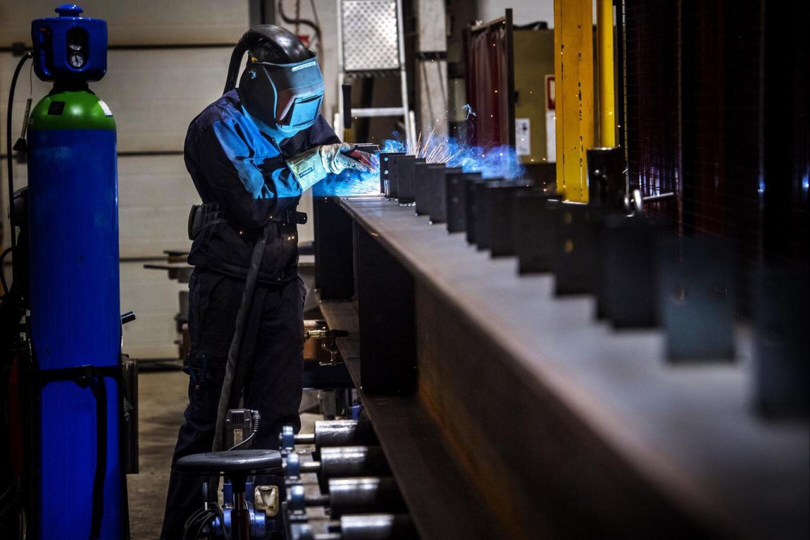 Luotolaisella STH Steelin tehtaalla työskentelevä André Wiklund hitsaa saumaa teräspalkkiin, joka tulee rakenteilla olevaan Pietarsaaren uuteen päiväkotiin.