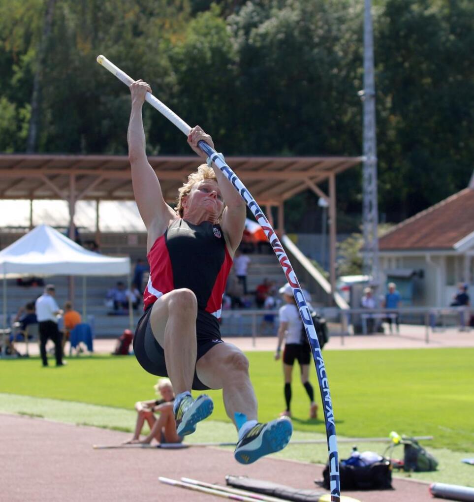 Marja Eskelinen yritti SM-kisoissa uutta seiväshypyn Pohjoismaiden ennätystä 3,05 cm, mutta vielä se ei mennyt. 