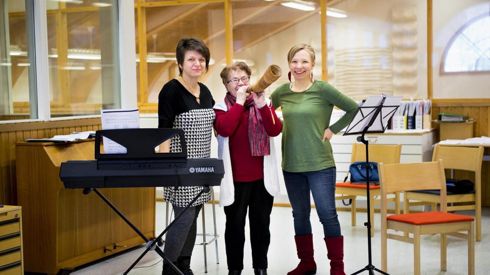 Olena Mikhailova (vas.), Elli Viitakangas ja Heidi Kangaskokko toivovat Kalevalan päivän juhlaan monipuolisesti eri-ikäistä yleisöä.