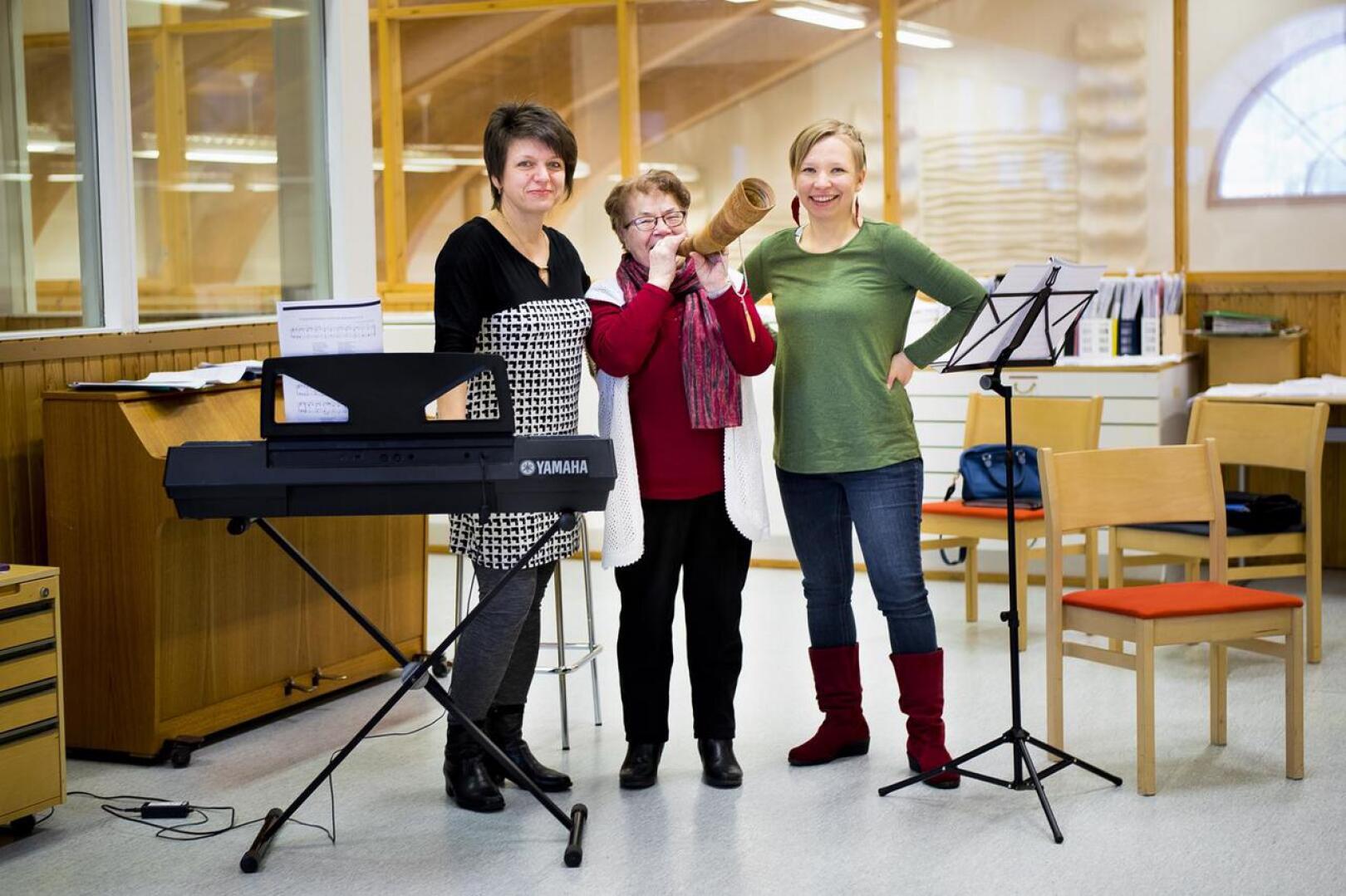 Olena Mikhailova (vas.), Elli Viitakangas ja Heidi Kangaskokko toivovat Kalevalan päivän juhlaan monipuolisesti eri-ikäistä yleisöä.