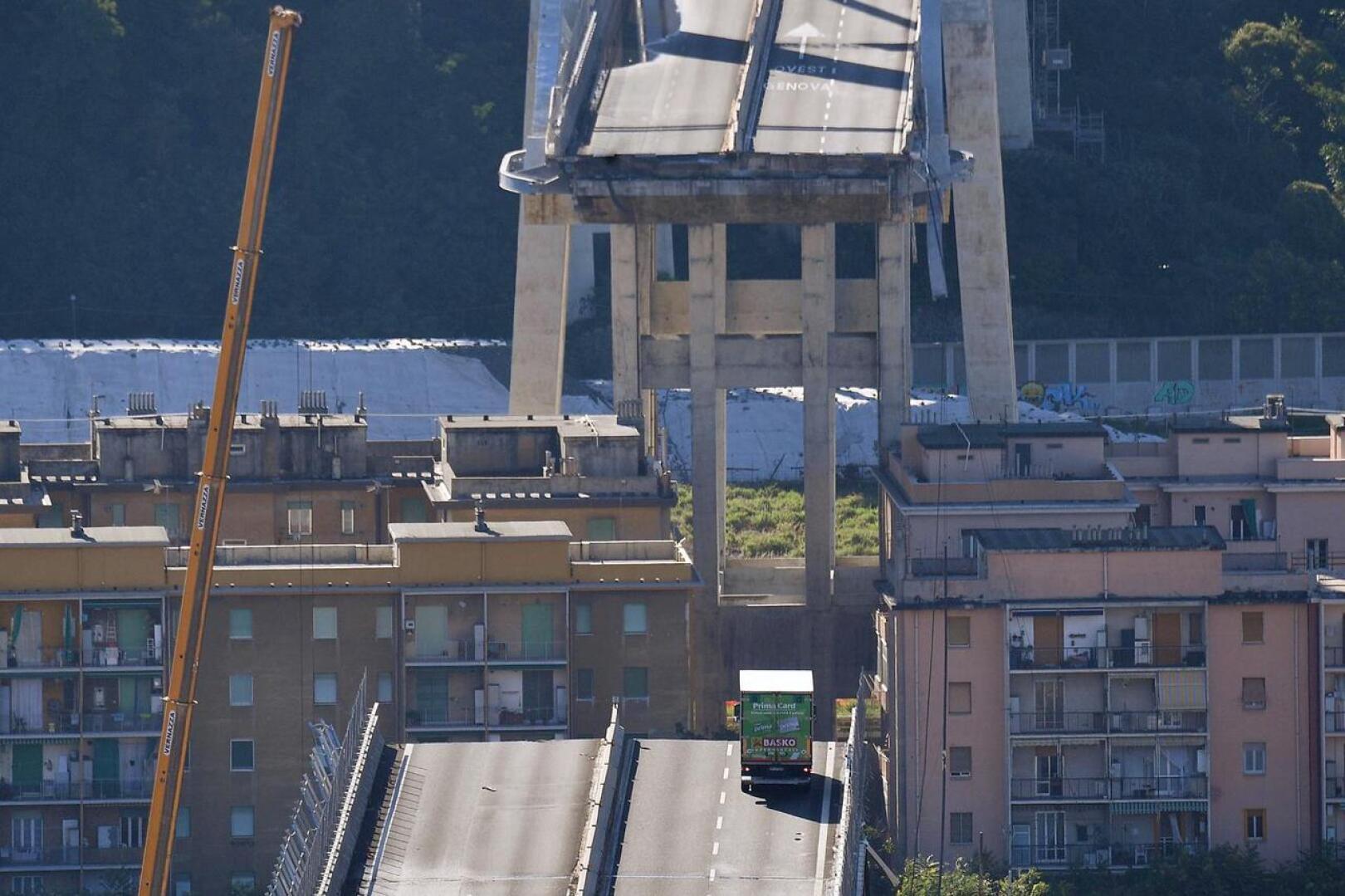 Tiistaina romahtanut Morandi-silta kulki asuintalojen, junaradan ja varastorakennusten yli.