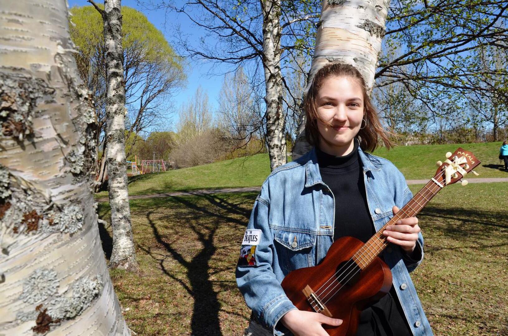 Tekla Knuutilan sydäntä lähellä on kulttuuriala. Näyttelemisen lisäksi Tekla harrastaa musiikkia ja oma soitin on fagotti. Hän soittaa muitakin soittimia, kuten tinapillejä sekä ukulelea.