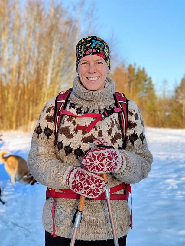 Camilla Sandströmin sydän sykkii ulkoilmaelämälle.  Norjalainen erämaa-aiheinen villapusero lämmittää kulkijaa säällä kuin säällä. 