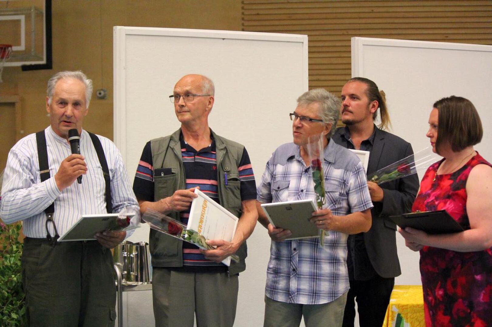 Vasemmalta Veikko Syväluoma, Osmo Kähkönen, Tuomo Waara, Teo Ottelin ja Sirpa Kortet.