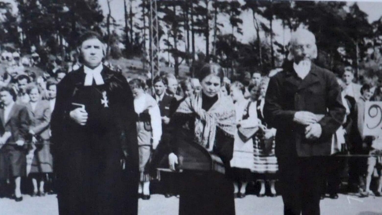 Aune soitti kannelta ja lauloi vuoden 1955 Suur-Suvipäivillä Helsingissä.