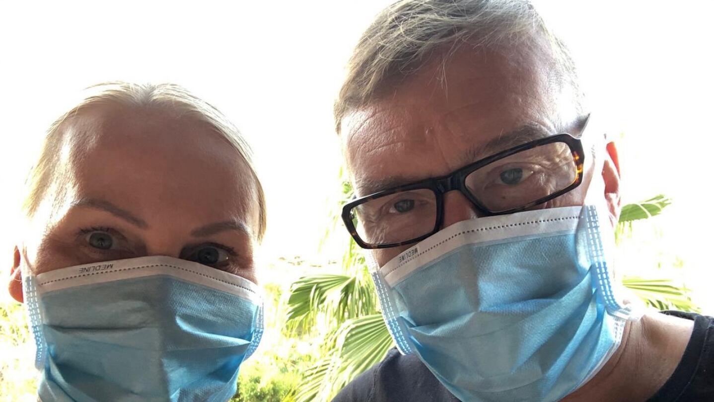 Lena Smeds-Furu ja Peter Furu ovat olleet eristyksissä Teneriffalla Adeje Palace -hotellissa tiistaista lähtien, kun hotellissa majoittuneella italialaisella turistilla havaittiin koronavirustartunta. 