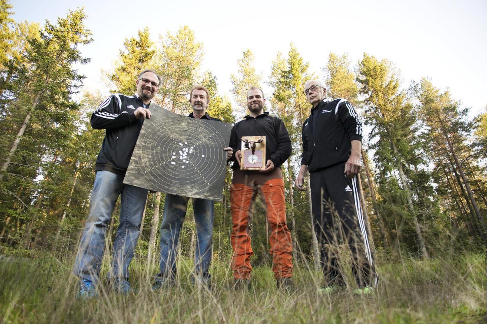 Juho Prittinen, Jorma Jaakola, Tuomas Laakko ja Pentti Annala sekä kuvasta puuttuva Juha Vierimaa voittivat kolmella ampumakisan voitolla kiertopalkinnon Eteläpuolen metsästysseuralle.