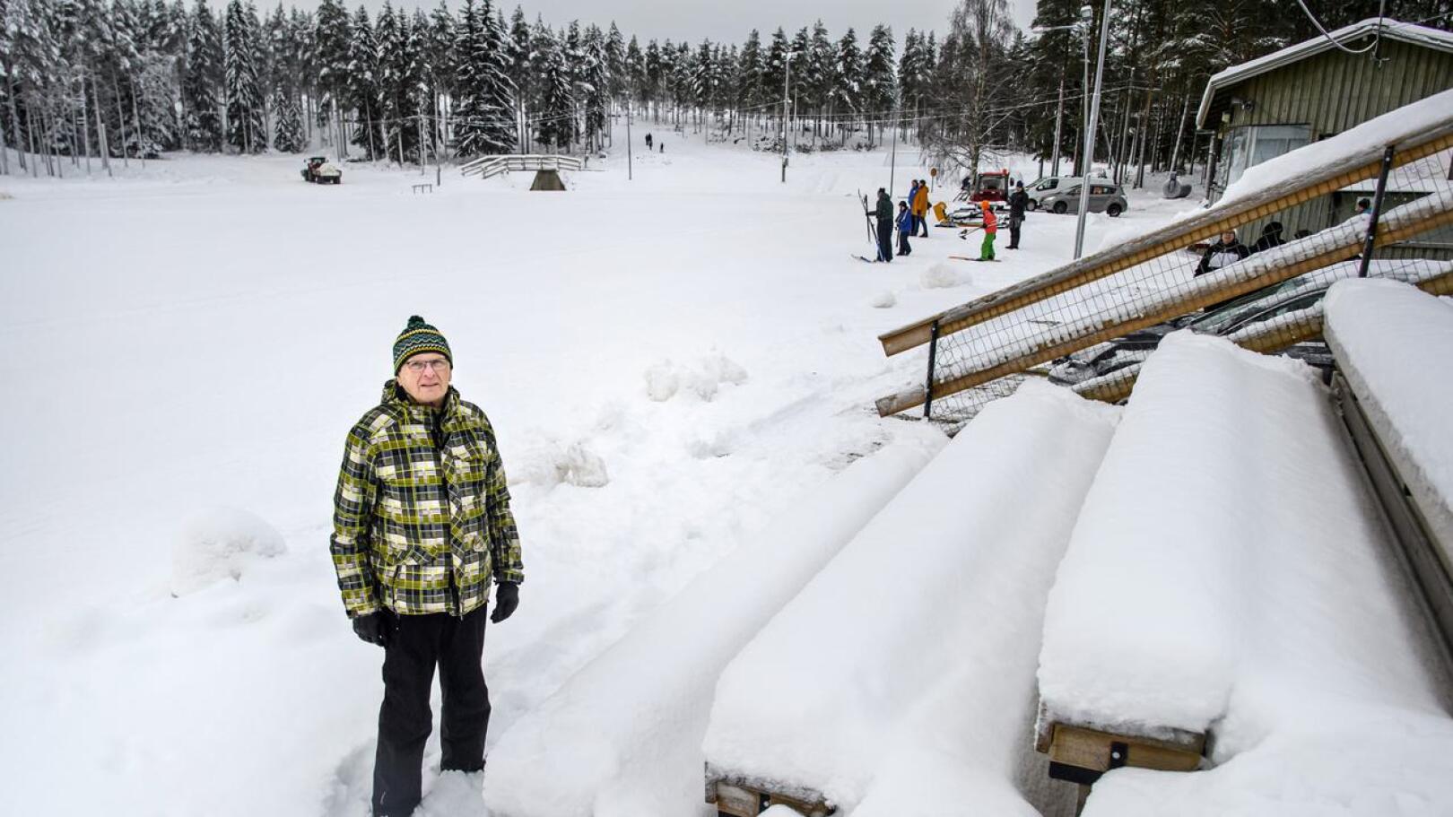 Kaikkiaan 52 maakuntaviestiä hiihtäjänä läpikäynyt Markku Sillanpää on ollut mukana tällä kertaa talkooporukassa tekemässä katsomorakennelmia.