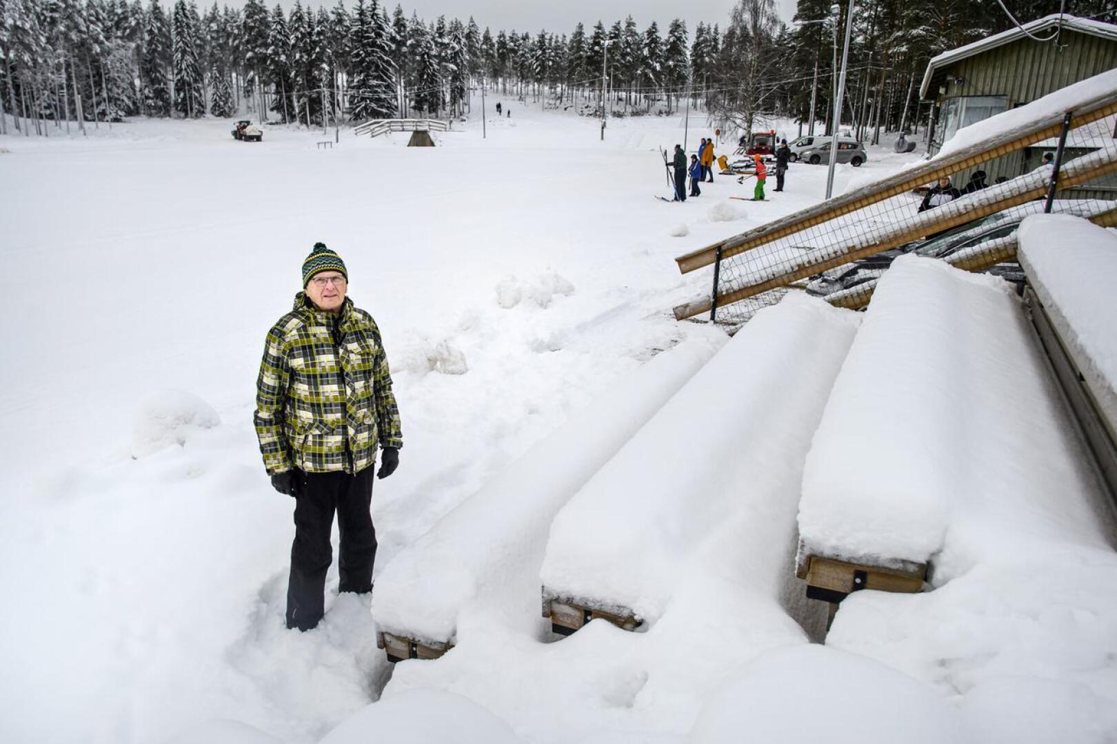 Kaikkiaan 52 maakuntaviestiä hiihtäjänä läpikäynyt Markku Sillanpää on ollut mukana tällä kertaa talkooporukassa tekemässä katsomorakennelmia.
