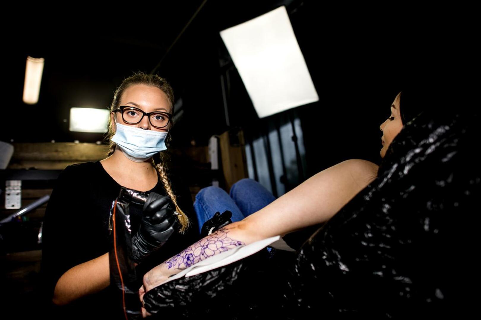 Jonna Kivijärveä kiehtoo tatuoimisessa eniten itsensä kehittäminen ja työn jäljen näkyminen saman tien.  Hän tykkää käyttää mielikuvitusta ja luovuutta eri asioissa ja se näkyy myös ammatinvalinnassa. 