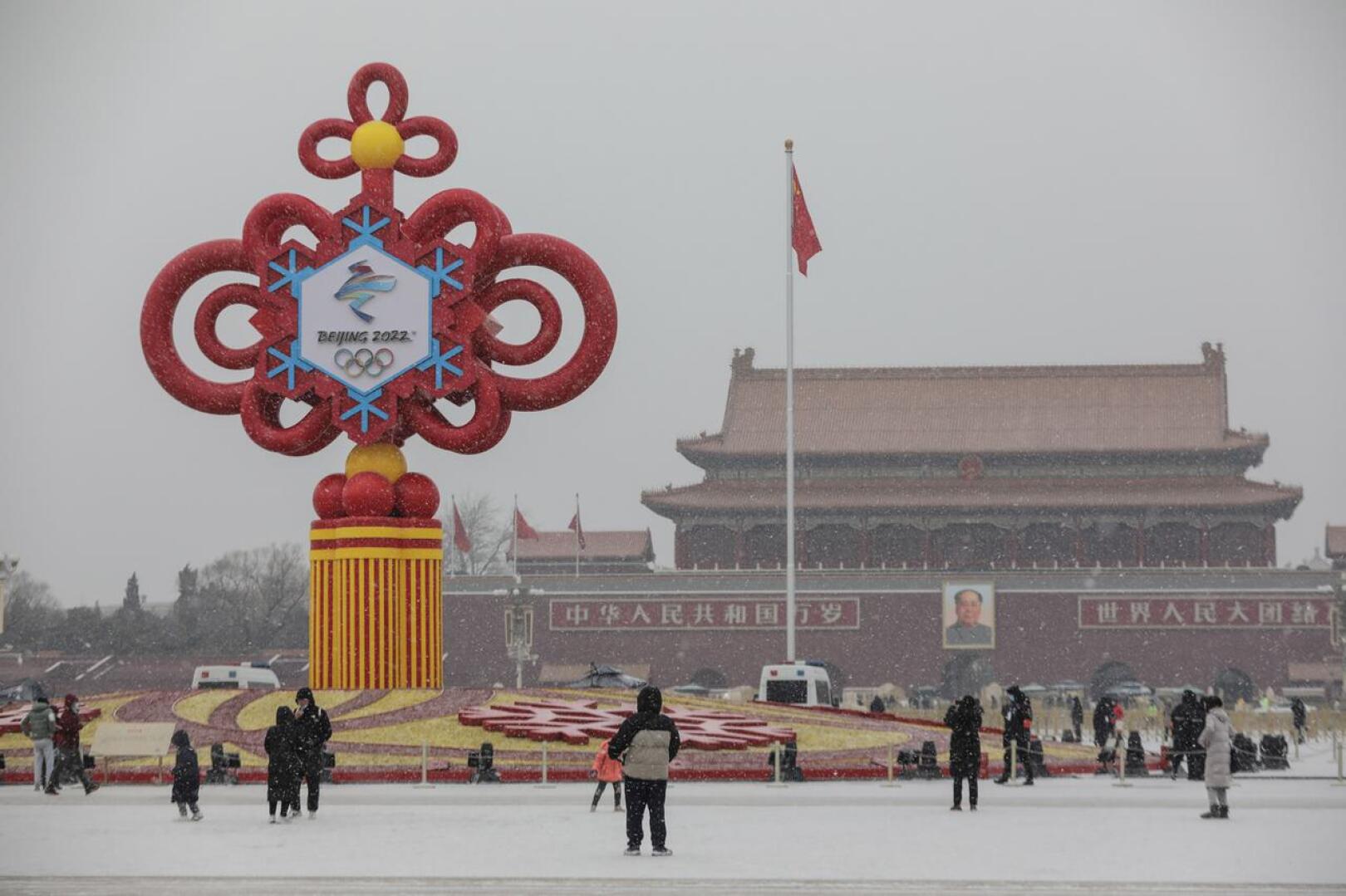 Olympiakisojen koristeet odottavat valmiina Pekingin Taivaallisen rauhan aukiolla. Olympialaisten avajaisia vietetään 4. helmikuuta.