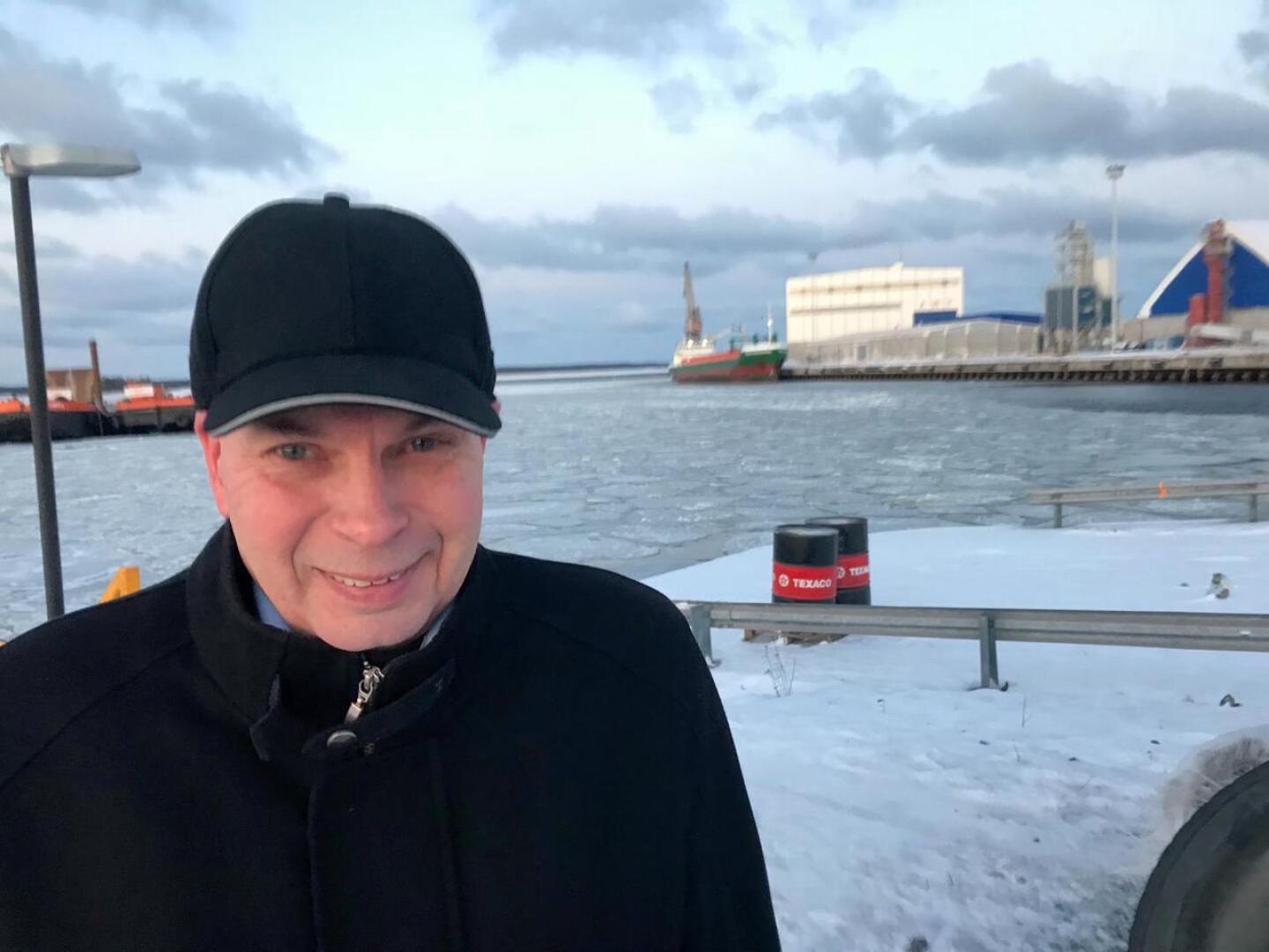 Satamajohtaja Torbjörn Wittingillä on syytä hymyyn: Kokkolan satama on kirinyt jo Suomen kolmanneksi suurimmaksi satamaksi. 