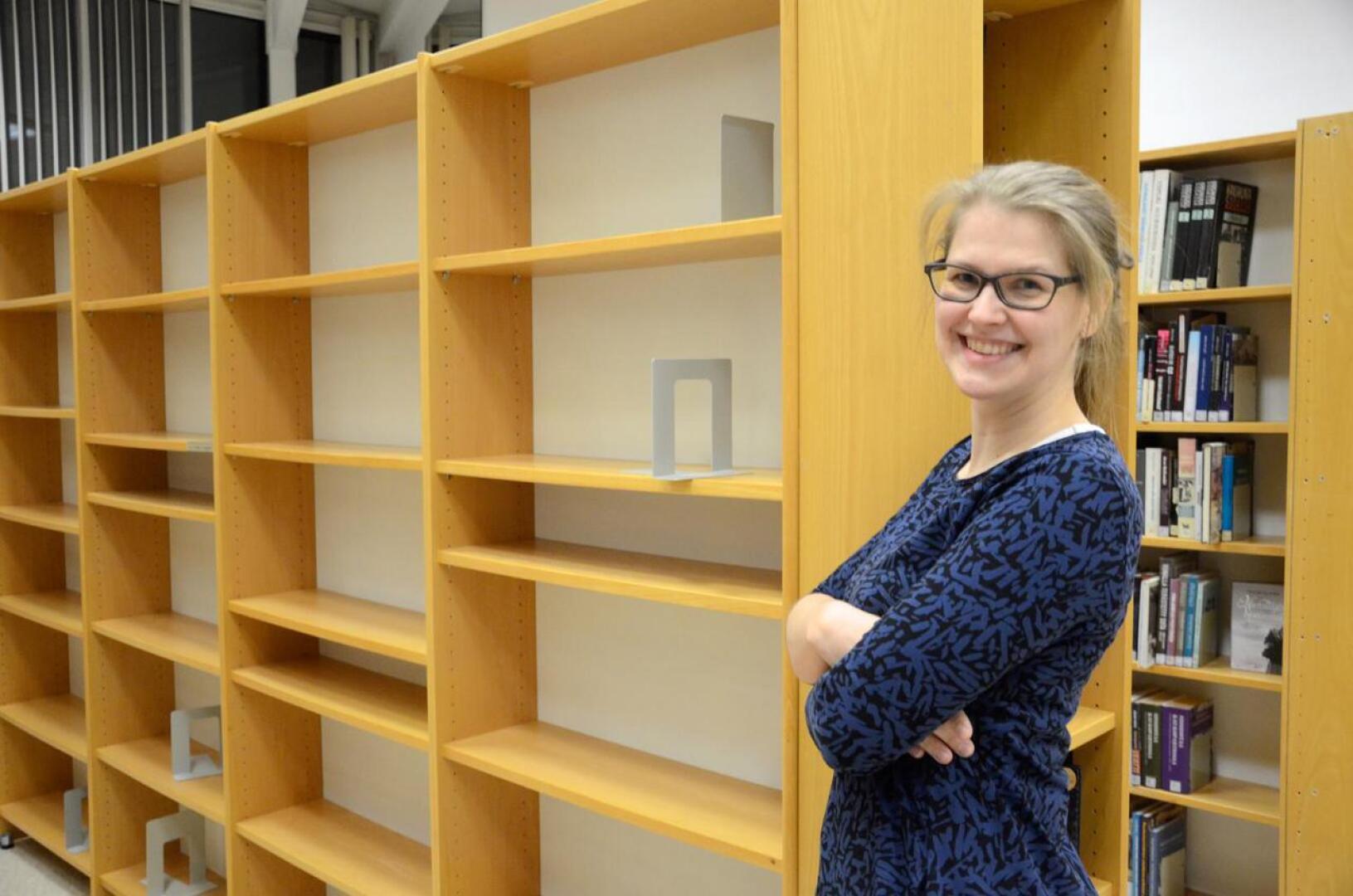 Kaustisella on aloitettu aineiston karsinta, jotta omatoimikirjaston vaatimille järjestelyille saadaan lisää tilaa, kertoo kirjastonhoitaja Maria Nikula.