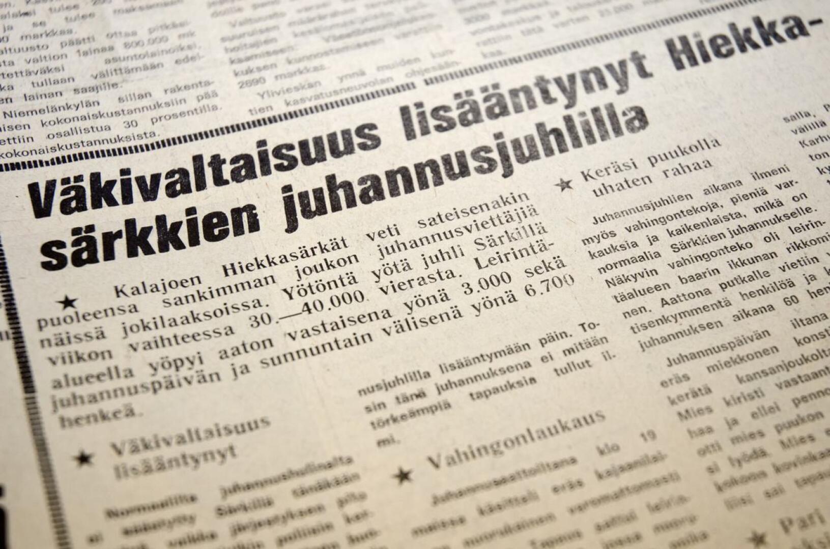 50 vuotta vanha Kalajokilaakso uutisoi Kalajoen Hiekkasärkkien juhannushulinoiden väkivaltaisuuksista. Ja juhannusmissin uupumisesta.