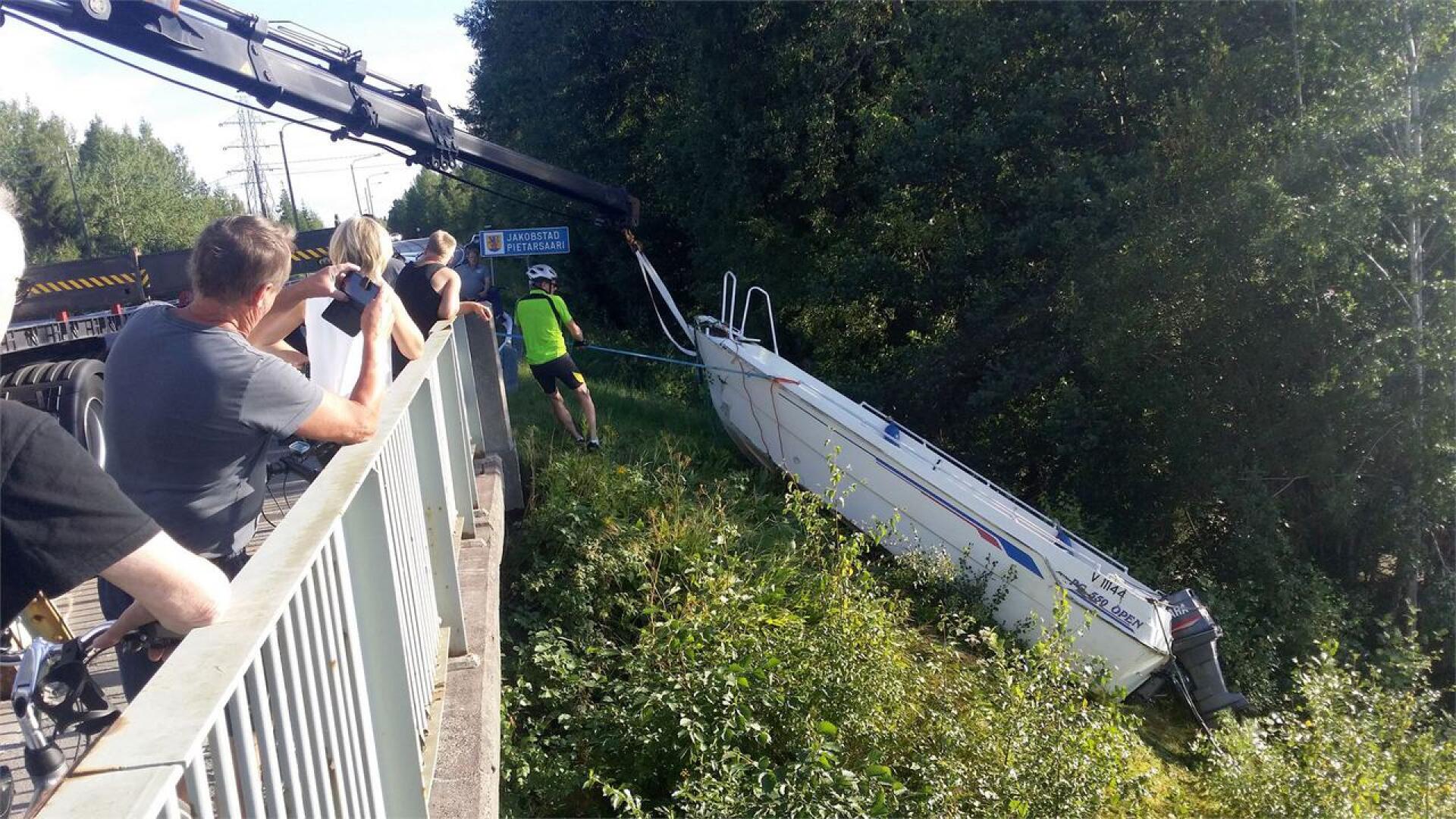 Sillalta pudonnutta venettä nostettiin Luodon Lammassaaressa. Kuva: Tapio Lehtinen