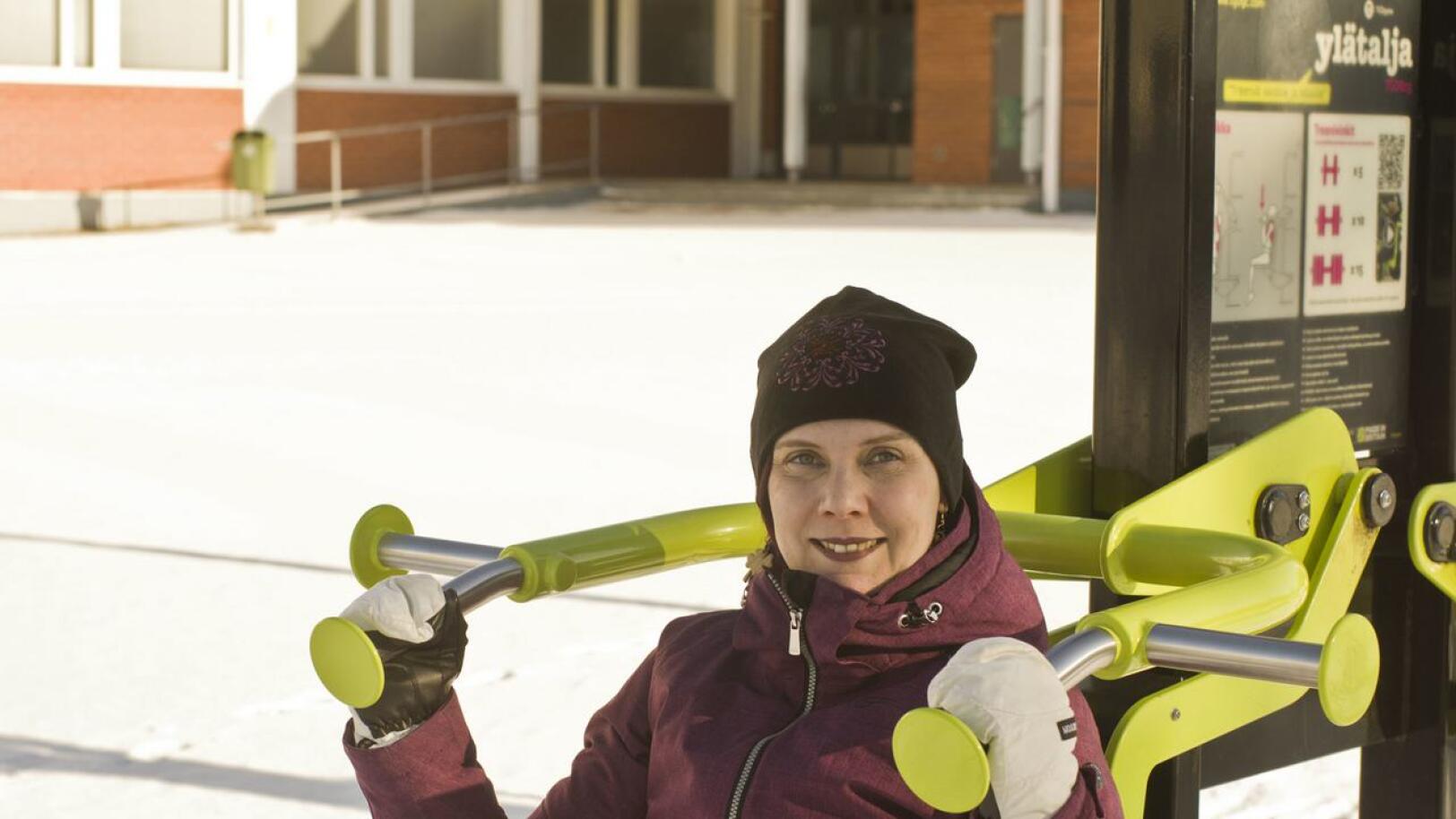 Hannula valitsi kuvauspaikaksi Niva-Kaijan koulun pihan liikuntalaitteet.