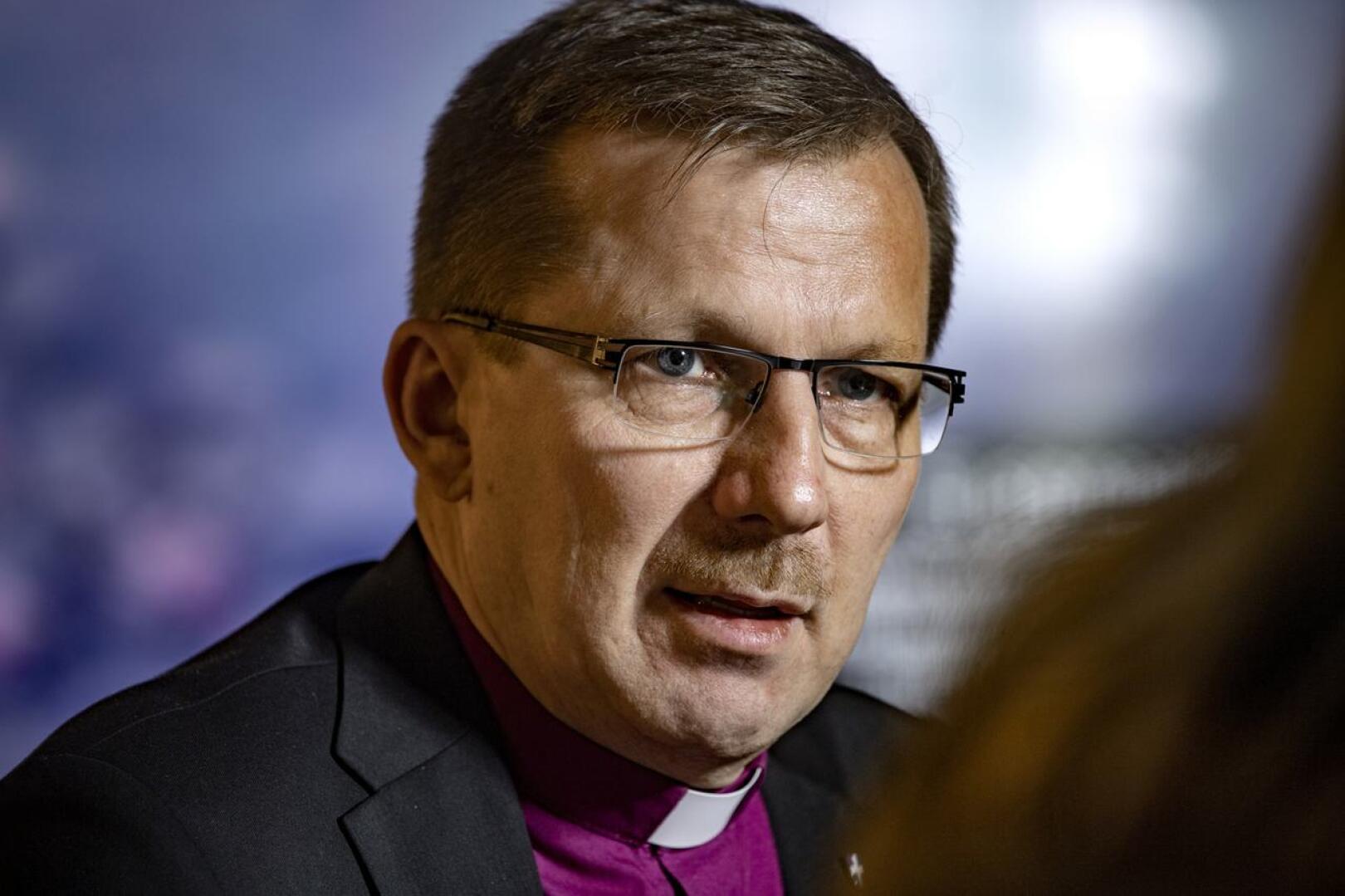 Piispa Jukka Keskitalo kommentoi KHO:n ratkaisua kirkon avioliittokäsityksen toteuttamiseen Haapajärven torilla perjantaina.