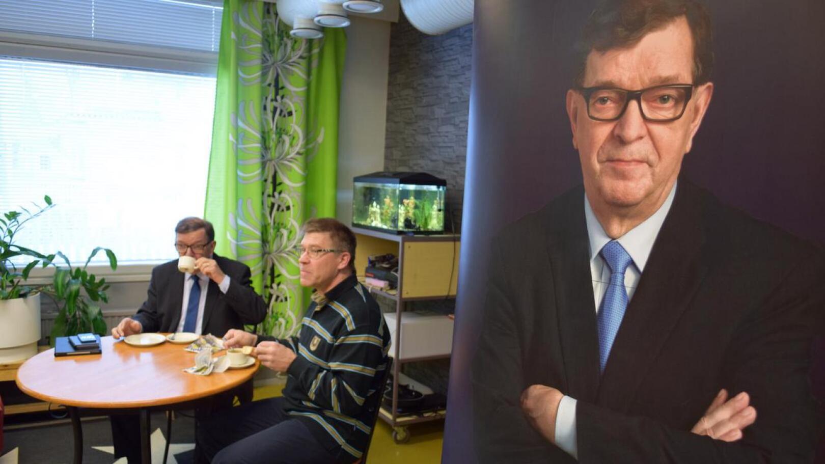 Paavo Väyrynen ja toinen tähtiliikkeen eduskuntavaalien ehdokas Tapio Pesola nauttivat kahvit ennen vaalitilaisuuden alkua Haapajärvellä.