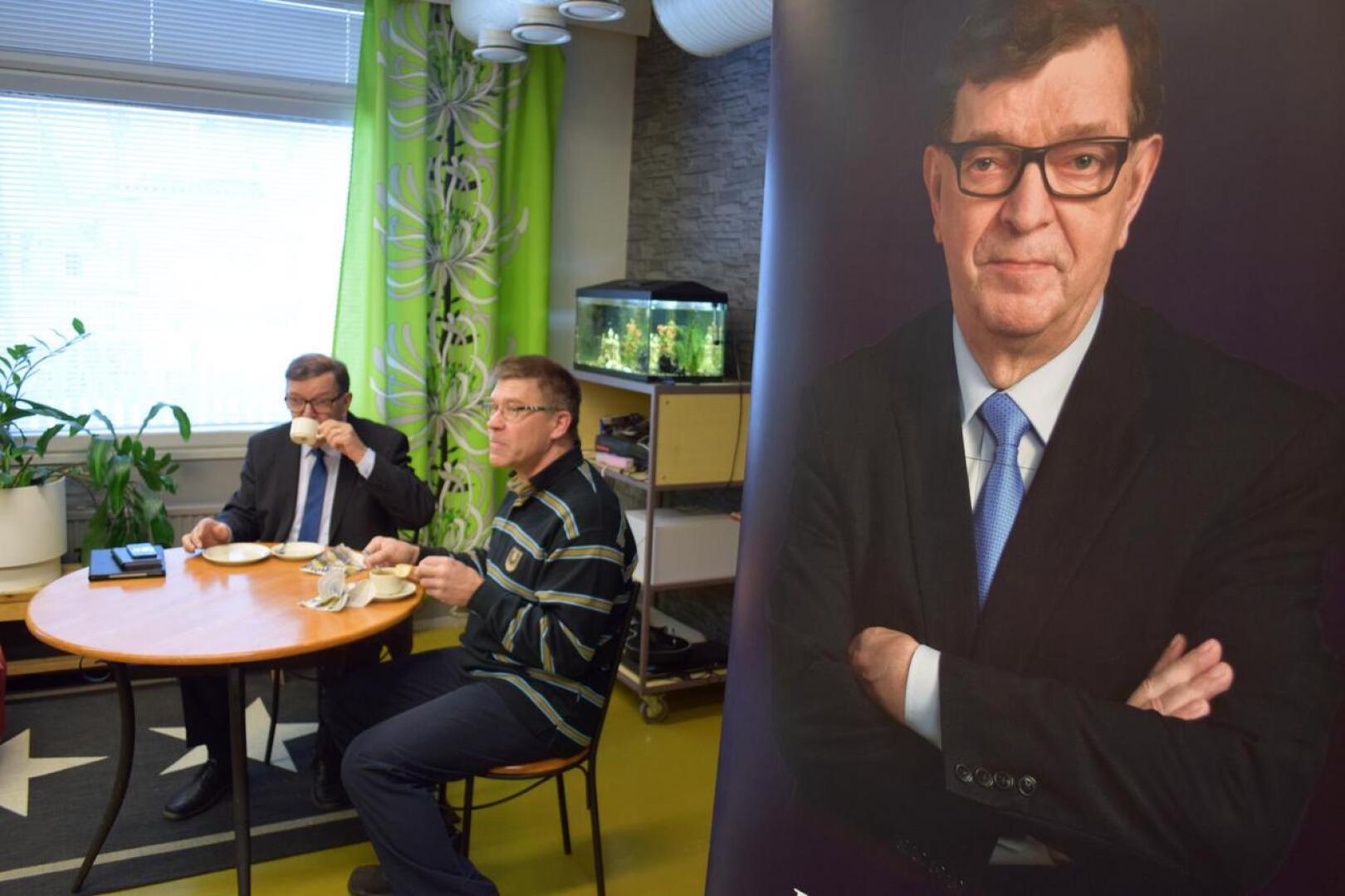 Paavo Väyrynen ja toinen tähtiliikkeen eduskuntavaalien ehdokas Tapio Pesola nauttivat kahvit ennen vaalitilaisuuden alkua Haapajärvellä.