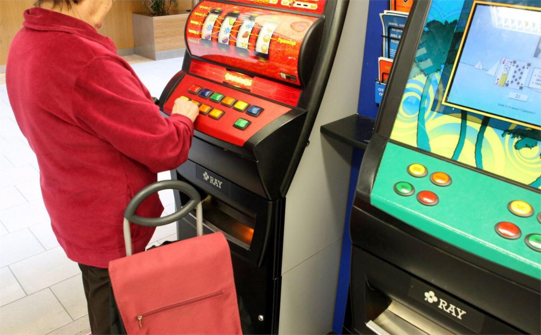 Ikäihmisten peliriippuvuus kohdistuu useimmiten rahapeliautomaatteihin, joihin jäävät koukkuun erityisesti iäkkäämmät naiset. LEHTIKUVA / JUSSI NUKARI