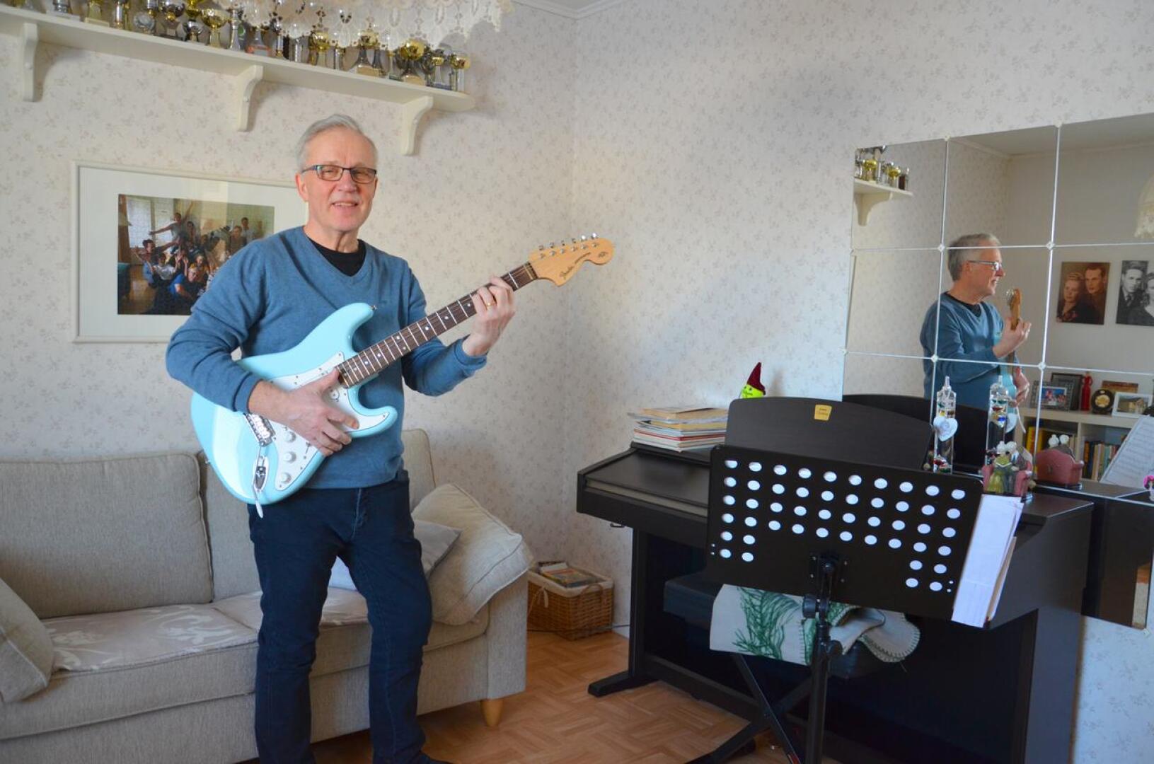 Onnea! Torstain nimipäiväsankari Kalervo Lamu on itse rakentanut soittamansa kitaran.