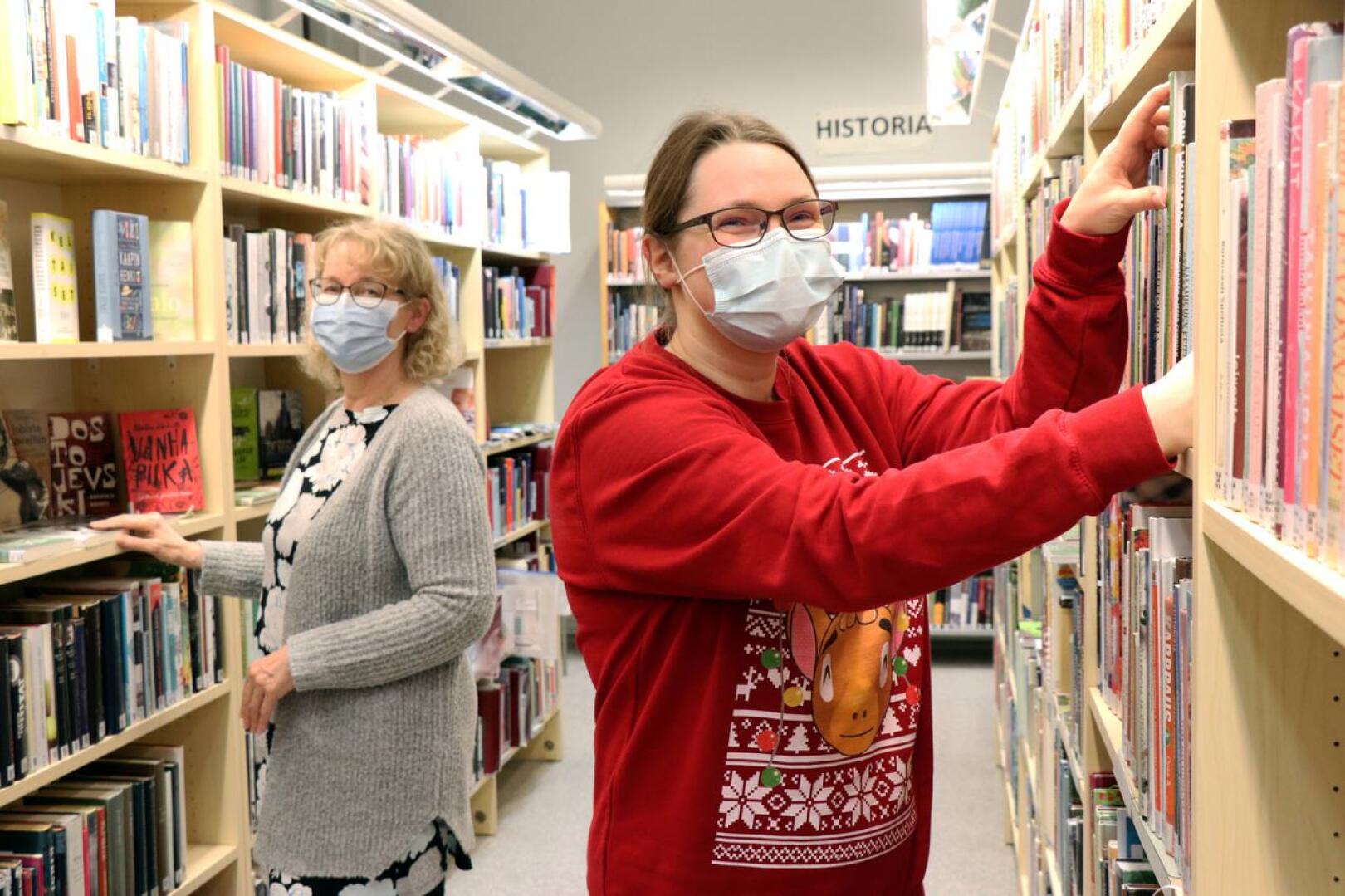 Vetelin kirjastoon hankitaan vuosittain 1300-1400 uutta nimekettä, kirjastonhoitaja Ritva Martikainen ja kirjastovirkailija Suvi Engström kertovat.