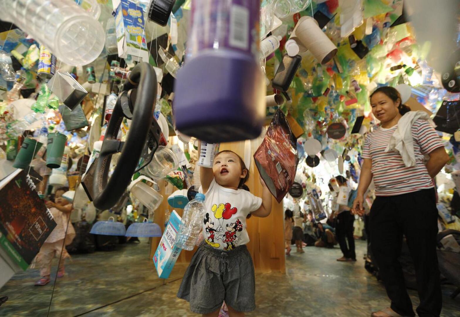 Thaimaalainen tyttö ja äiti vierailivat Elämä ilman jätteitä -näyttelyssä Bangkokissa 12. syyskuuta. Näyttely on luotu kierrätetystä muovista ja muusta jätteestä.