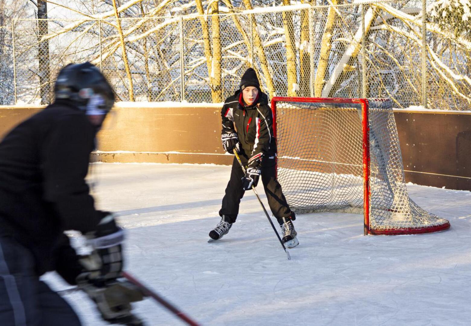 Uudistuneen kaukalon käyttöönottoa juhlistettiin leikkimielisellä jääkiekko-ottelulla. Kuvassa Juuso Hintsala torjuu vastustajan maalintekoyritystä.