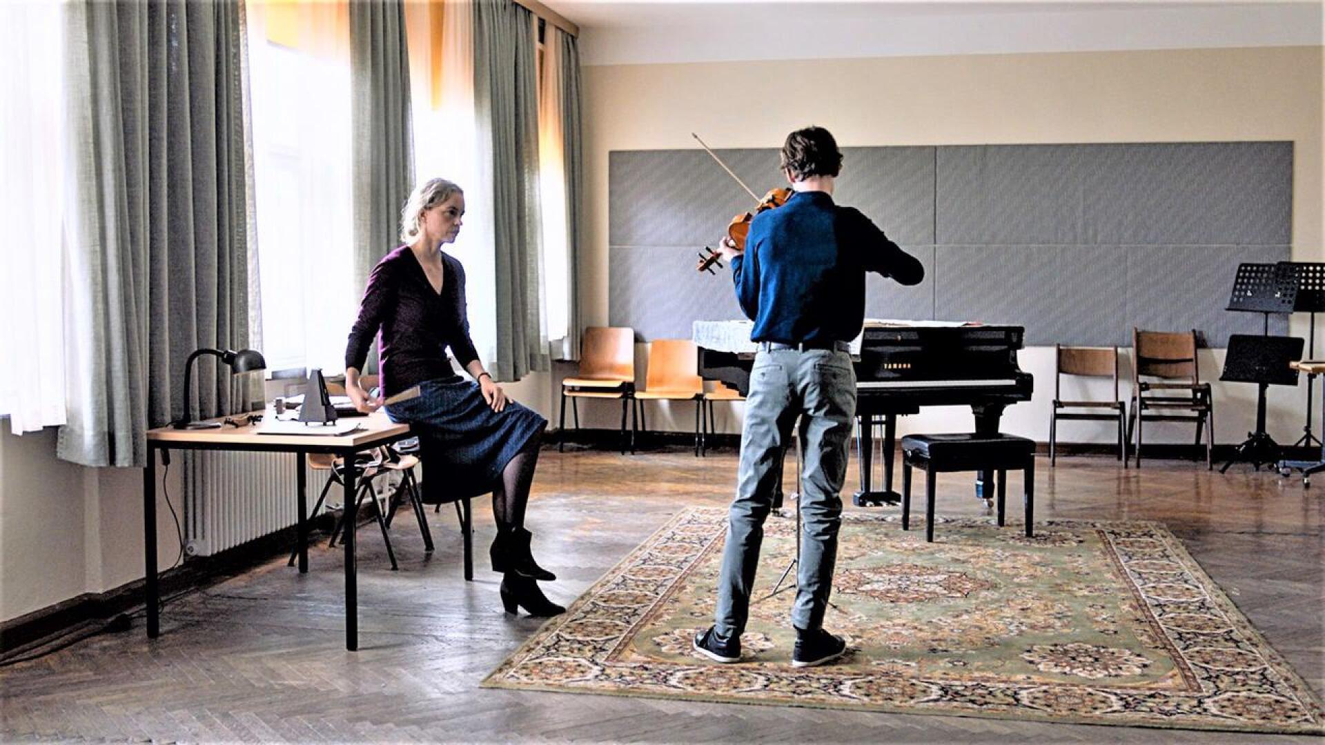 Järisyttävä Nina Hoss esittää ankaraa soitonopettaja Annaa, nuori viulistilahjakkuus Ilja Monti hänen oppilastaan Alexanderia. 