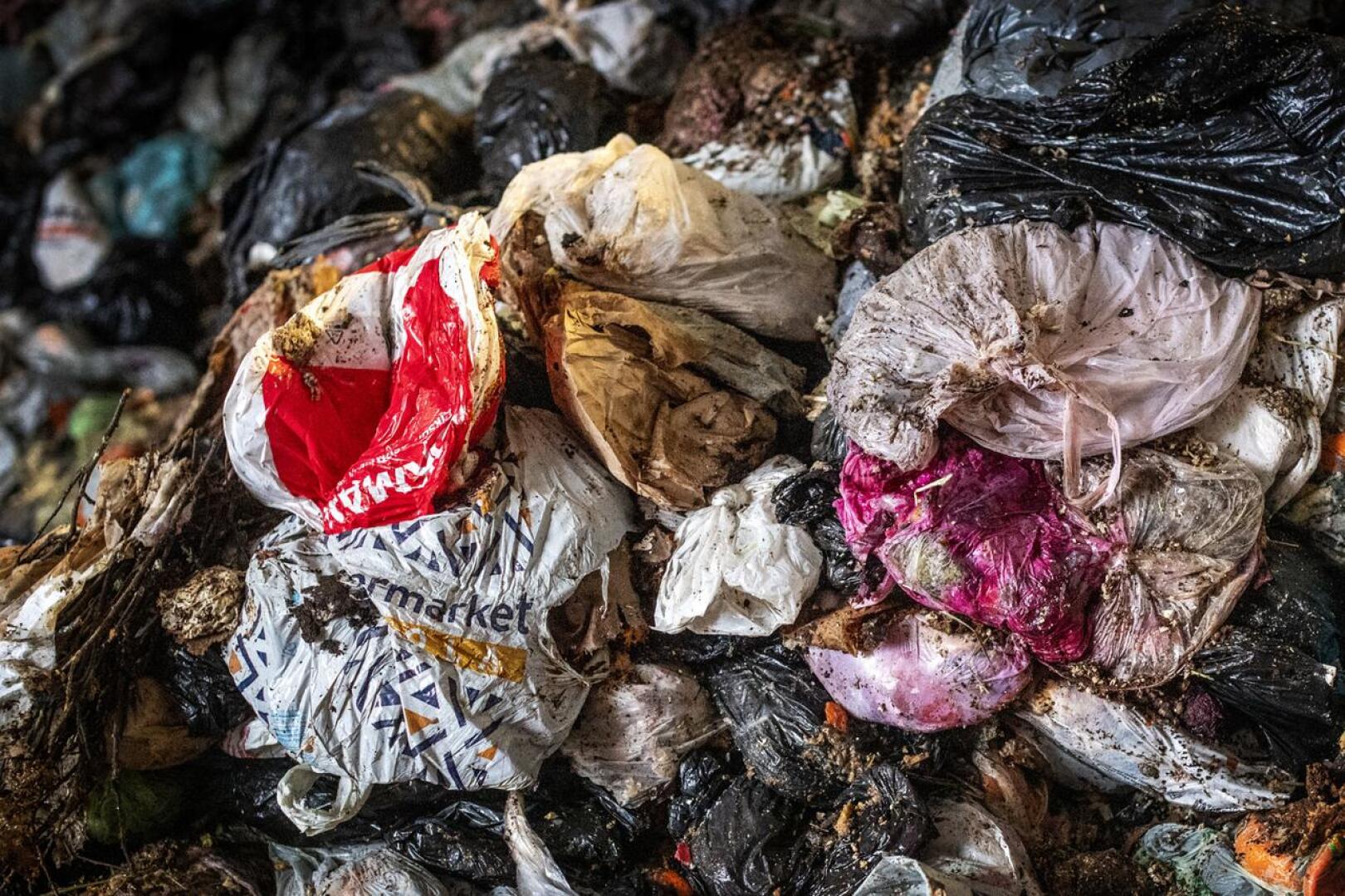 Muovipussi pystytään erottelemaan biokaasulaitoksella, mutta silti mikromuovia voi päätyä kompostimullan sekaan. Tämä on mahdollista myös biohajoavien muovipussien kohdalla.