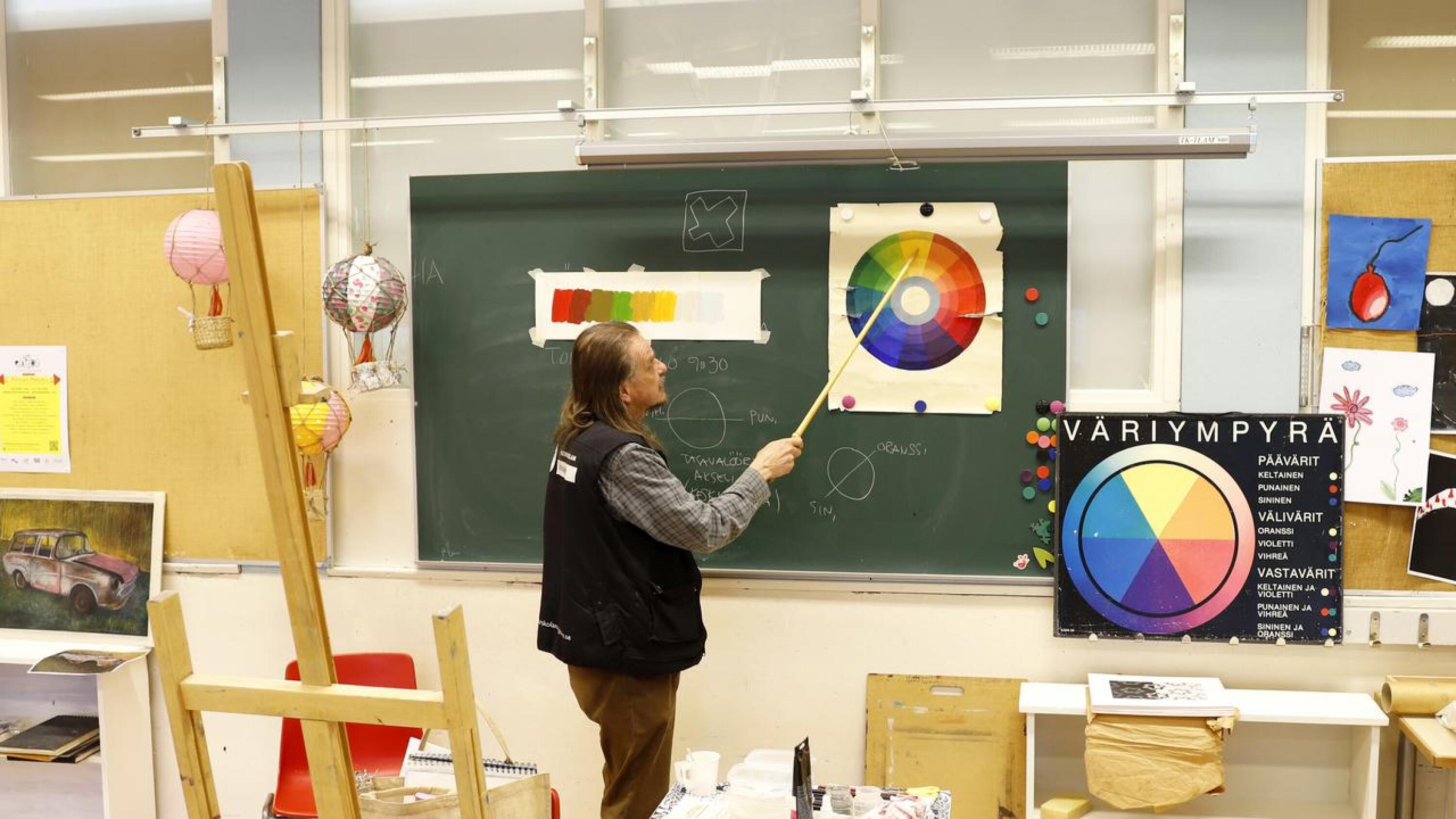 Jyrki Poussu on opettanut Kuusamon taideleirillä maalausta vuodesta 2000.