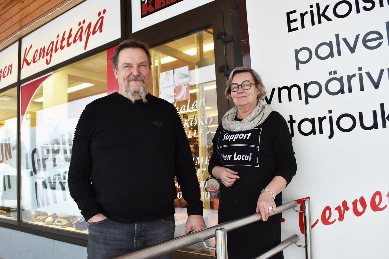 Kenkäkauppa on ollut Jorma ja Pirjo Honkalalle kuin koti 38 vuotta. Pirjo tuumii, että Pulkkilantien varastomyymälästä tulee sitten se seuraava koti. Tilojen laittelu on jo hyvässä vauhdissa.