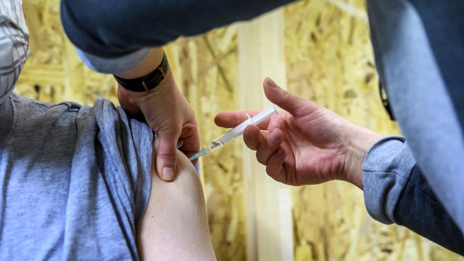 Riskiryhmiin kuuluvia lapsia on rokotettu Helmessä jo jouluviikolta alkaen, mutta nyt rokotetta tarjotaan myös perusterveille 5-11-vuotiaille lapsille.