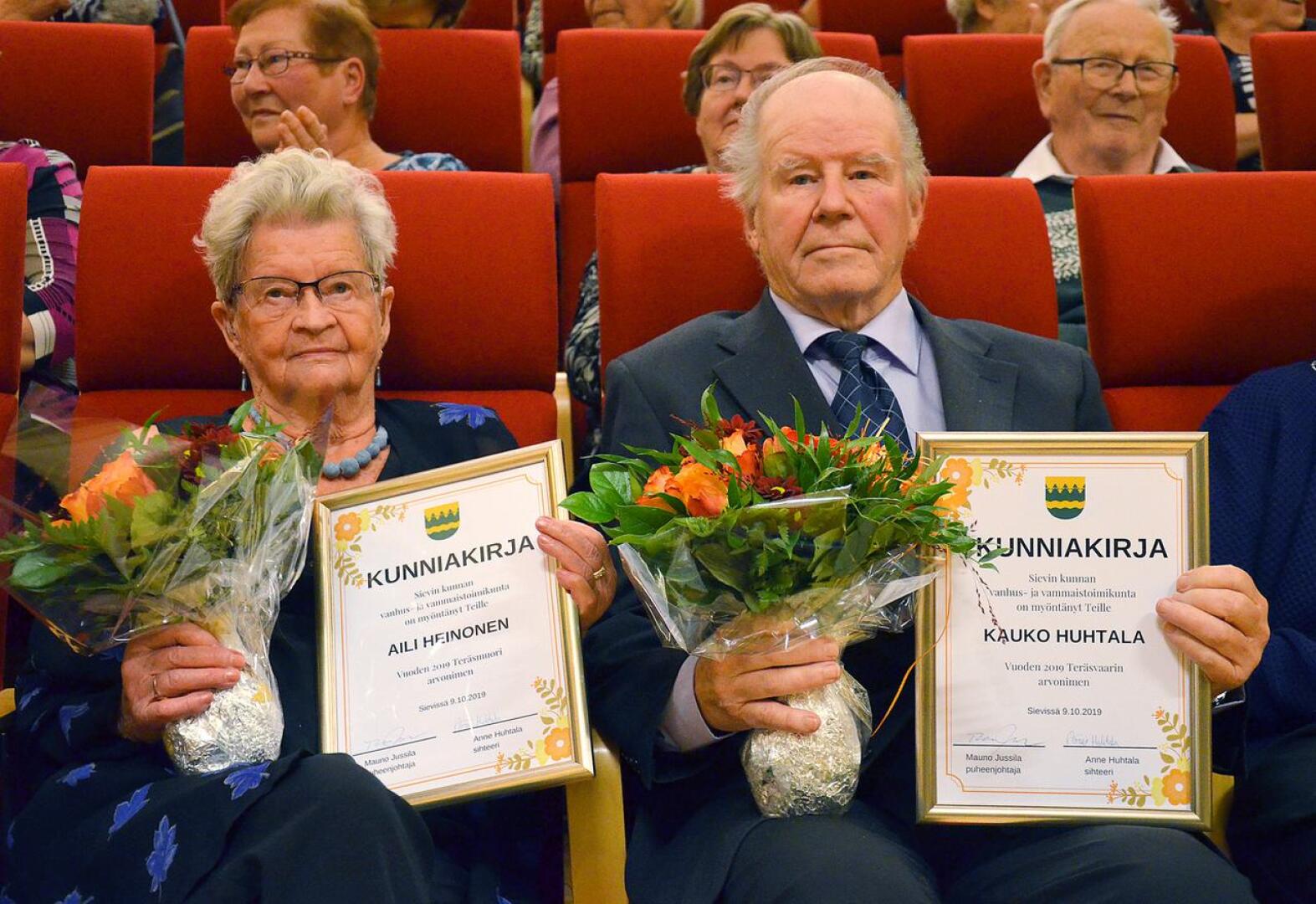 Kallion alueen vanhusten viikon pääjuhlassa Sievissä vuoden 2019 Teräsmuoriksi valittiin Aili Heinonen ja Teräsvaariksi Kauko Huhtala.