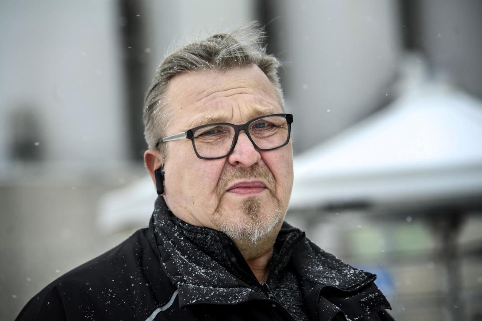 UPM:n Pietarsaaren sellutehtaan pääluottamusmies Sauli Tiala ihmettelee yhtiön tiukkaa linjaa.