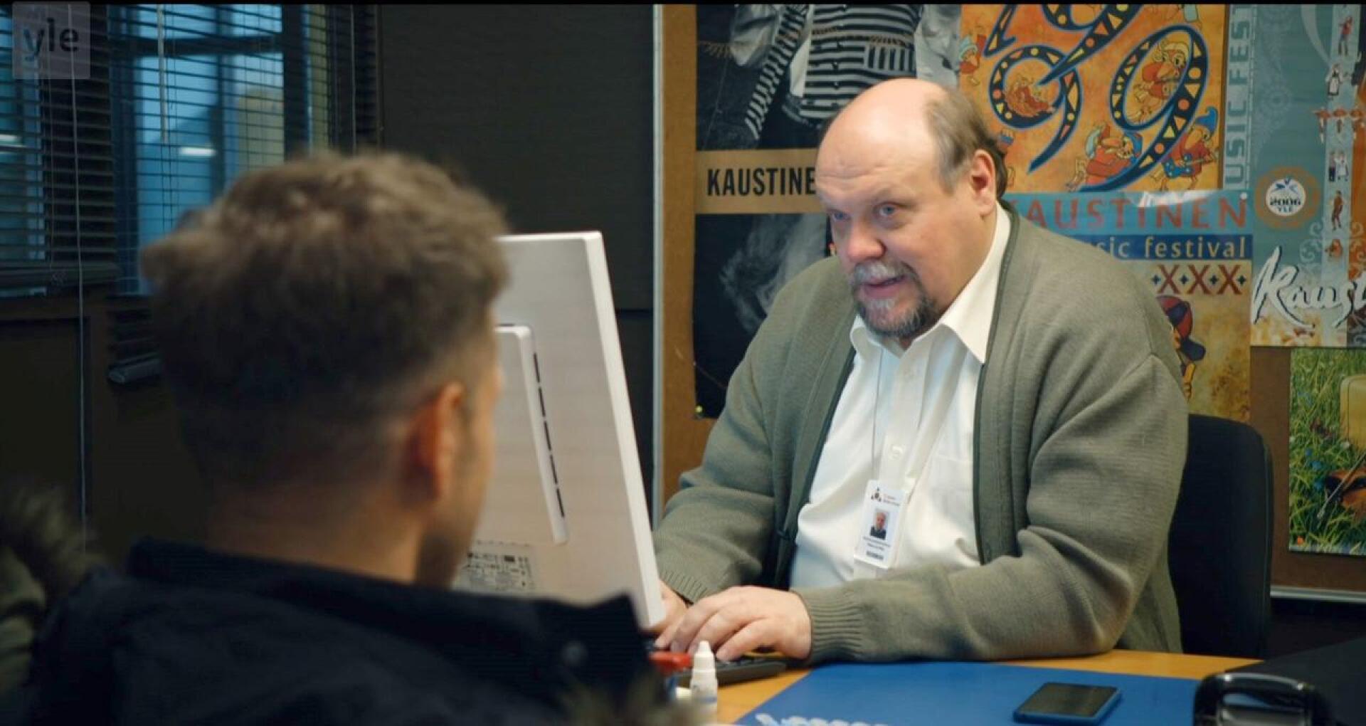 Hannu-Pekka Björkmanin esittämän Sepon työhuonetta koristavat Kaustisen kansanmusiikkijuhlien julisteet Sisäilmaa-televisiosarjassa.