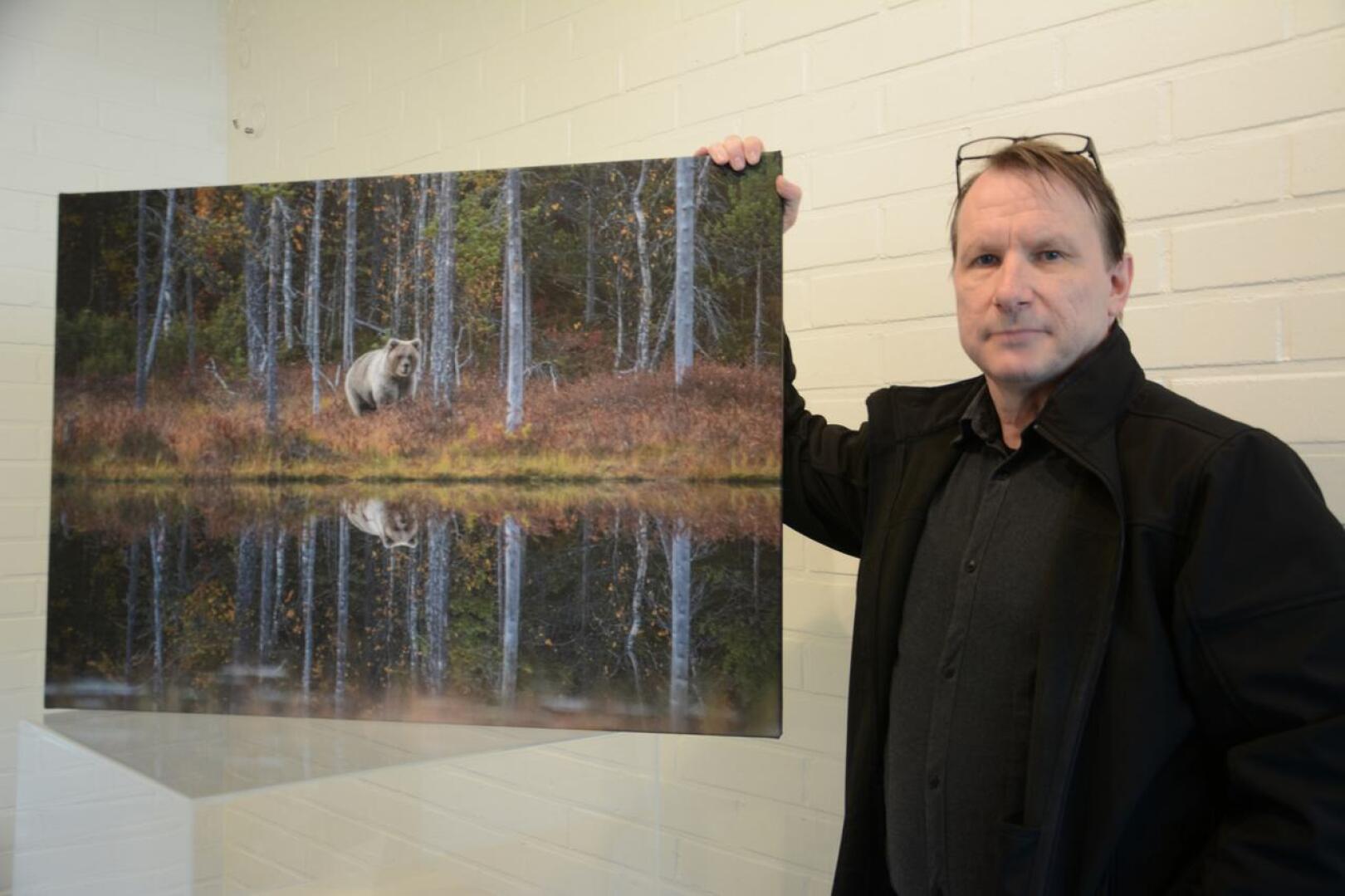 Haapajärvinen Veijo Toivoniemi haluaa luontokuviinsa tunnelmaa. Valkoisen karhun hän kuvasi viime vuonna Vartiuksessa.