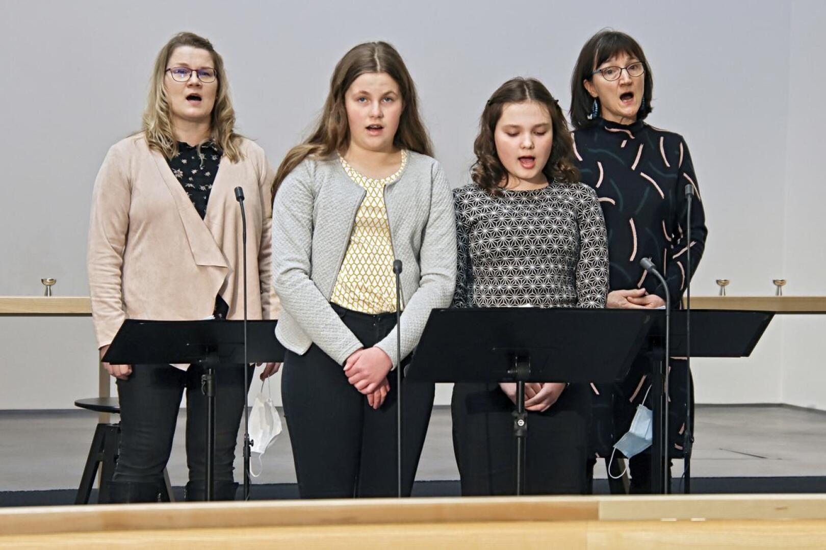 Ylivieskan kirkon vihkiäismessussa laulavat Jaana Yrttiaho, Hilda Pelo, Viena Ylimäki ja Eija Kantola. Kuva lauantain harjoituksista.