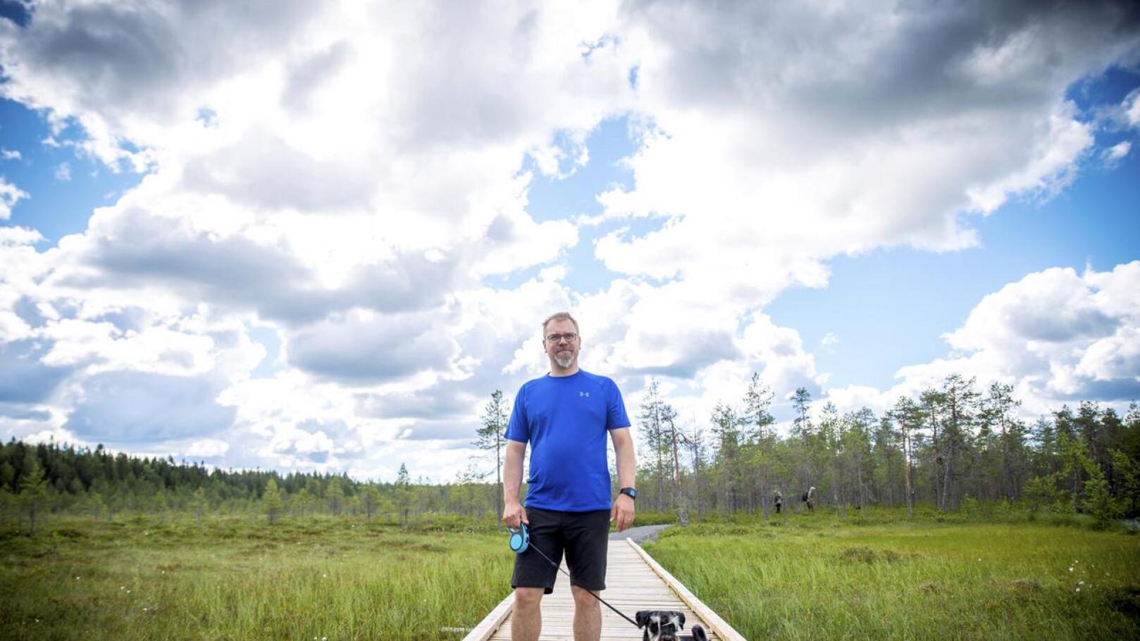 Antti Karhun Einari-koiran tassut tykkäävät esteettömällä reitillä enemmän puupinnasta kuin sepelistä.