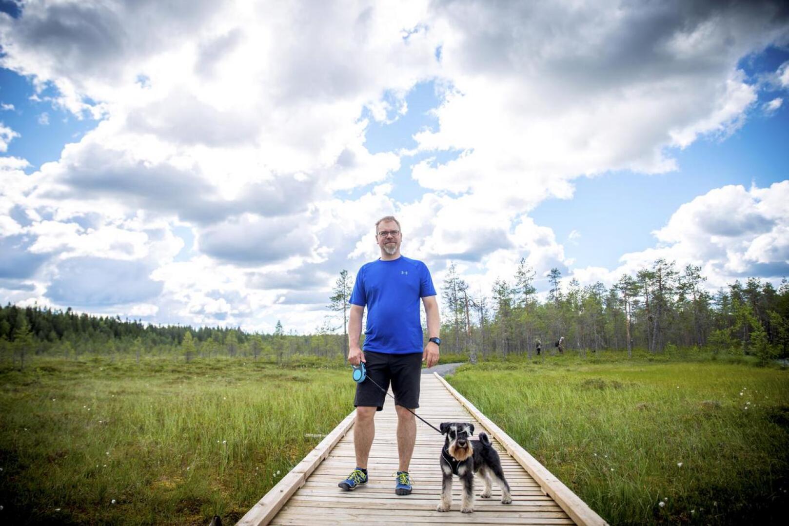 Antti Karhun Einari-koiran tassut tykkäävät esteettömällä reitillä enemmän puupinnasta kuin sepelistä.