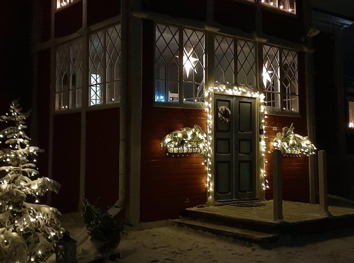 Hietalan pappilanakin toiminut talo on vuodelta 1826 ja sen rakensi Niilo Koskela. Päärakennukseen on tehty 1800-luvun lopulla tai 1900-luvun alussa nykyinen komea lasiveranta, joka on säilyttänyt asunsa tähän päivään. Nykyiset omistajat koristelevat kuistin kauniisti jouluun ja avaavat ovensa sunnuntaina kuudelta.