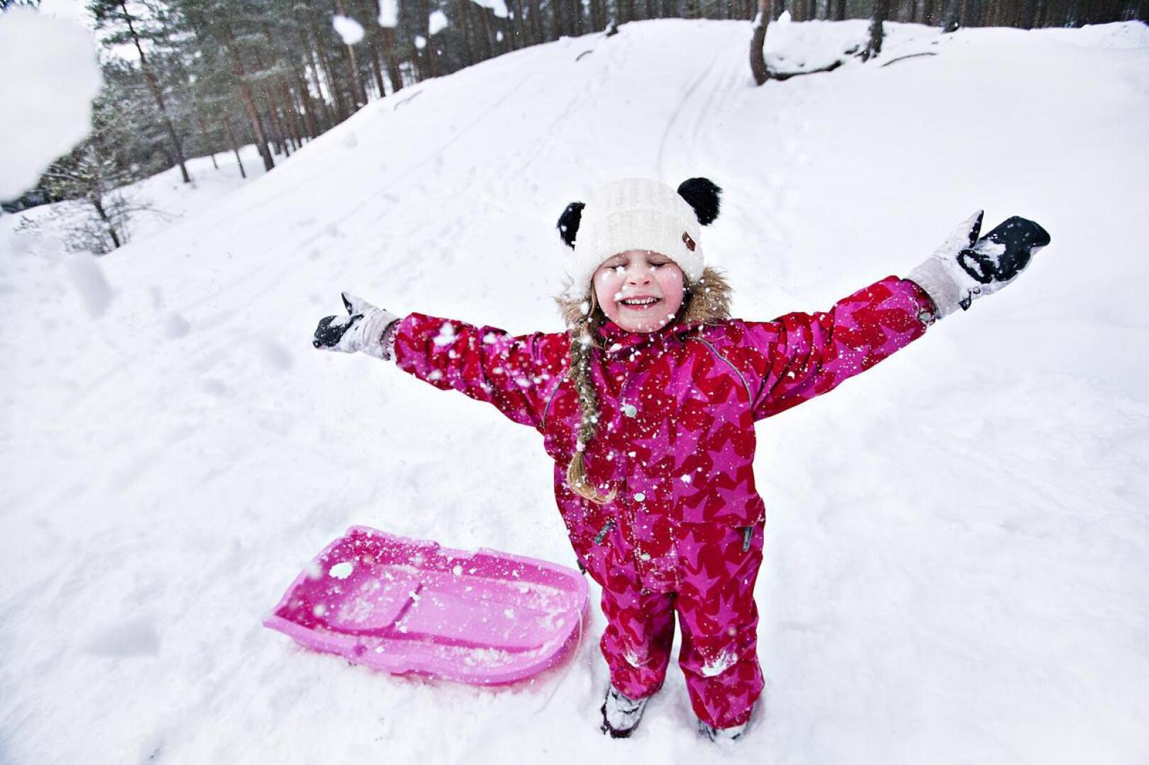Mette Vierimaa pääsi heittelemään lunta mäenlaskun jälkeen luvan kanssa.