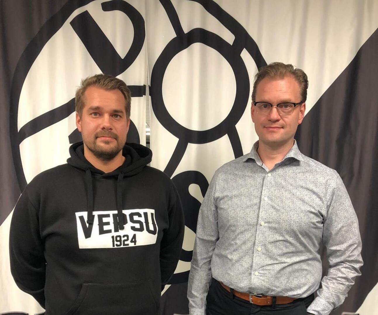 Jukka Karjalainen ja VPS Oy:n puheenjohtaja Timo Harri poseraasivat valmentajasopimuksen kunniaksi. 