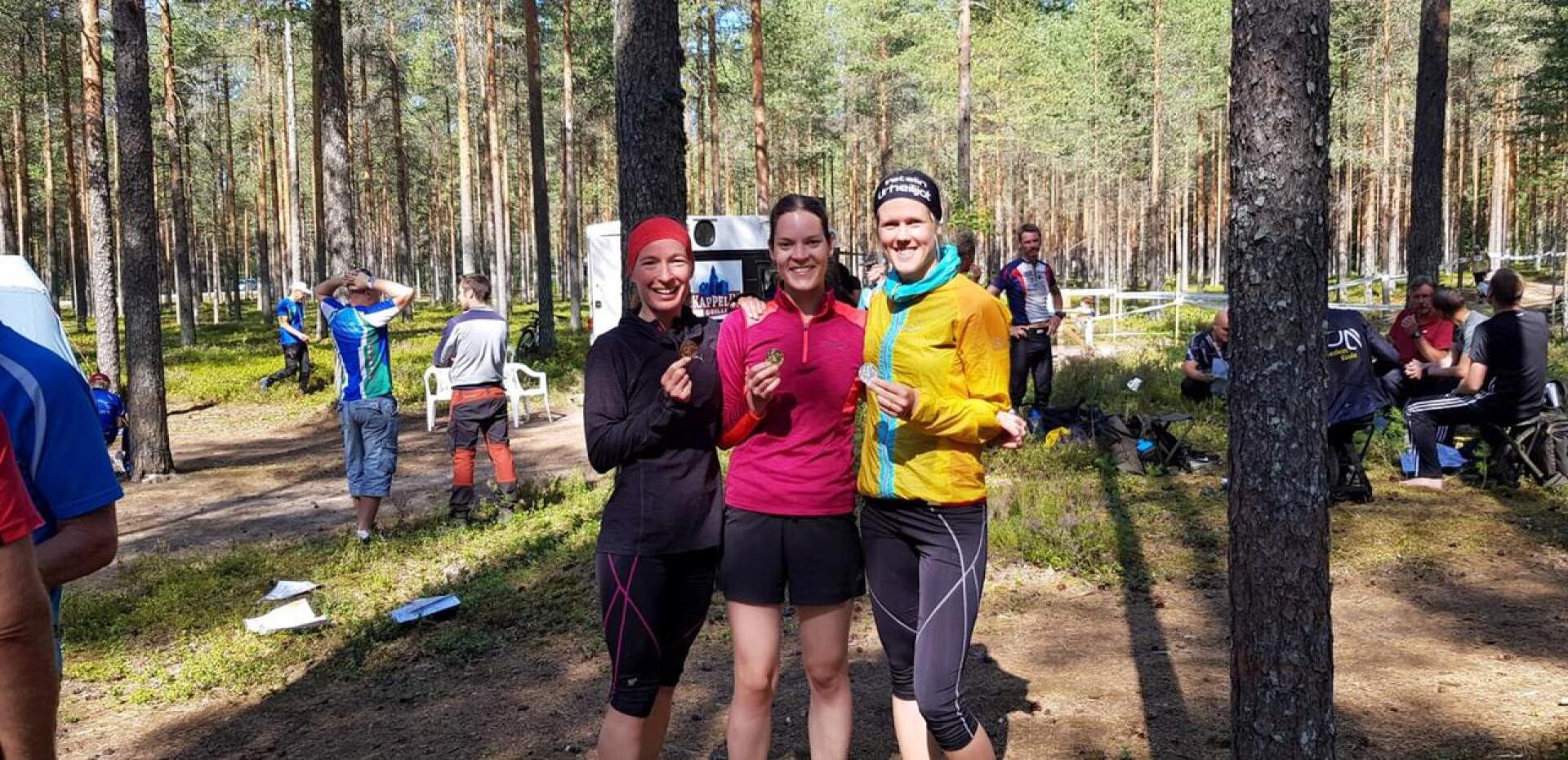 Pitkien matkojen aluemestaruuksien naisten pääsarjassa nelosvoitto Veteliin. Kuvassa Anne Polso, Sara Lax ja Maria Kettu. Neljänneksi tuli myös Tanja Rannila. 
